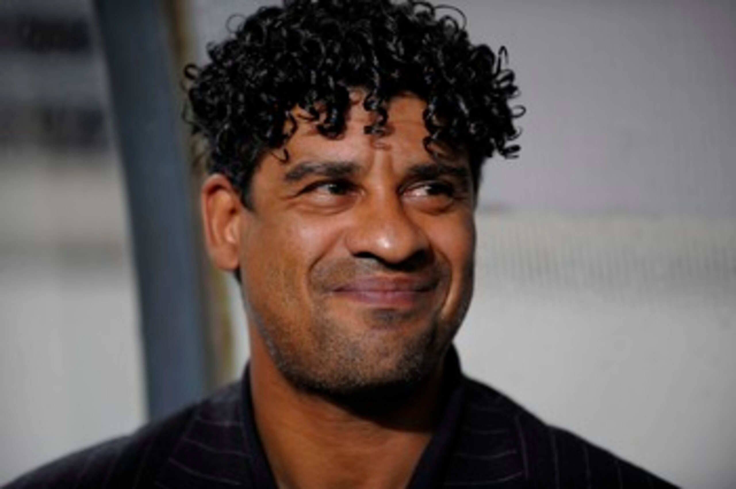 MURCIA, SPAIN - MAY 17: Barcelona 's Dutch manager Frank Rijkaard smiles before the start of the La Liga match between Murcia and Barcelona at the Nueva Condomina stadium on May 17, 2008 in Murcia, Sp?in. (Photo by Denis Doyle/Getty Images) MURCIA, SPAIN - MAY 17: Barcelona 's Dutch manager Frank Rijkaard smiles before the start of the La Liga match between Murcia and Barcelona at the Nueva Condomina stadium on May 17, 2008 in Murcia, Sp?in. (Photo by Denis Doyle/Getty Images)