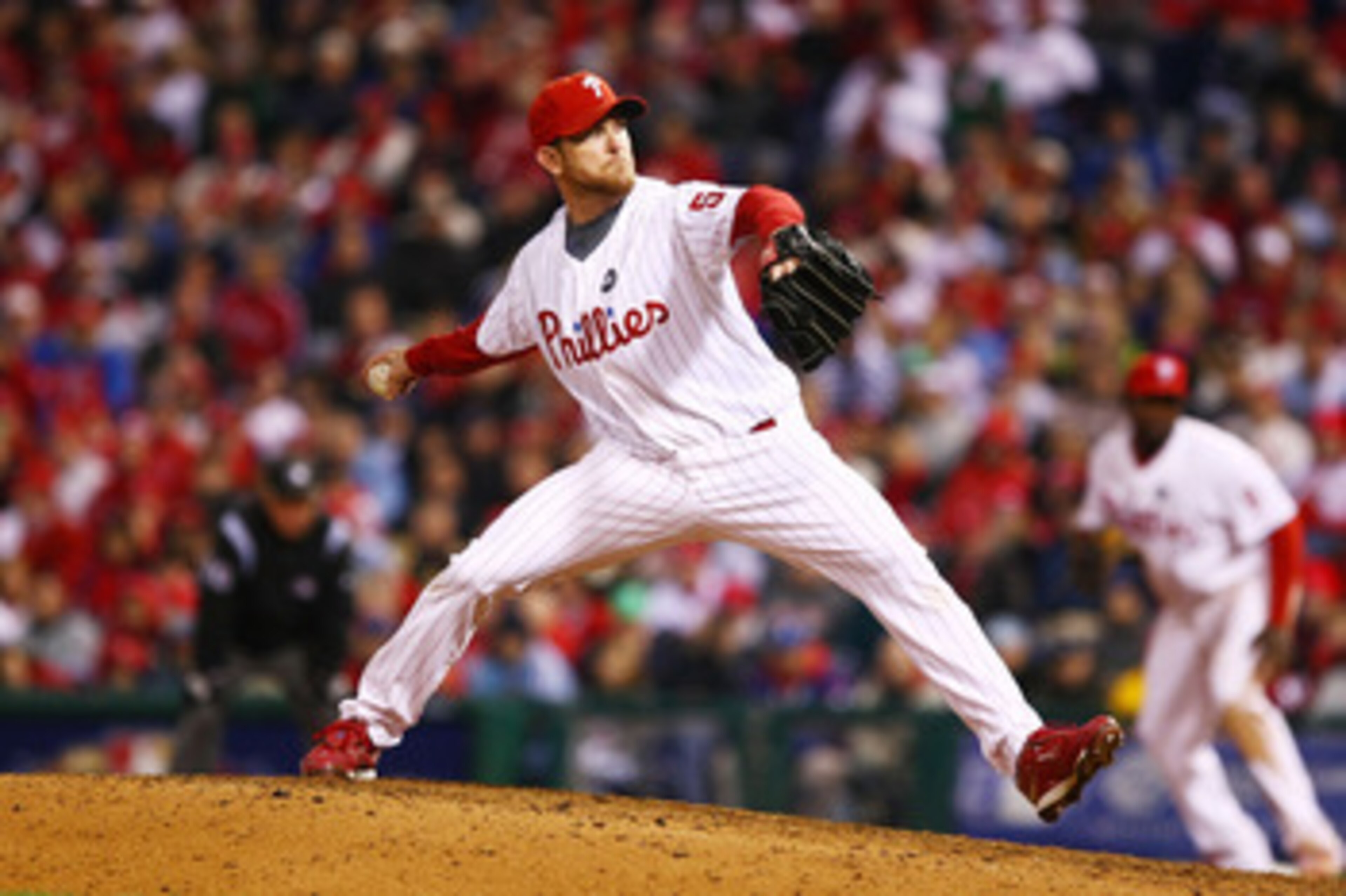 PHILADELPHIA - OCTOBER 19:  Brad Lidge #54 of the Philadelphia Phillies throws a pitch against the Los Angeles Dodgers in Game Four of the NLCS during the 2009 MLB Playoffs at Citizens Bank Park on October 19, 2009 in Philadelphia, Pennsylvania.  (Photo b