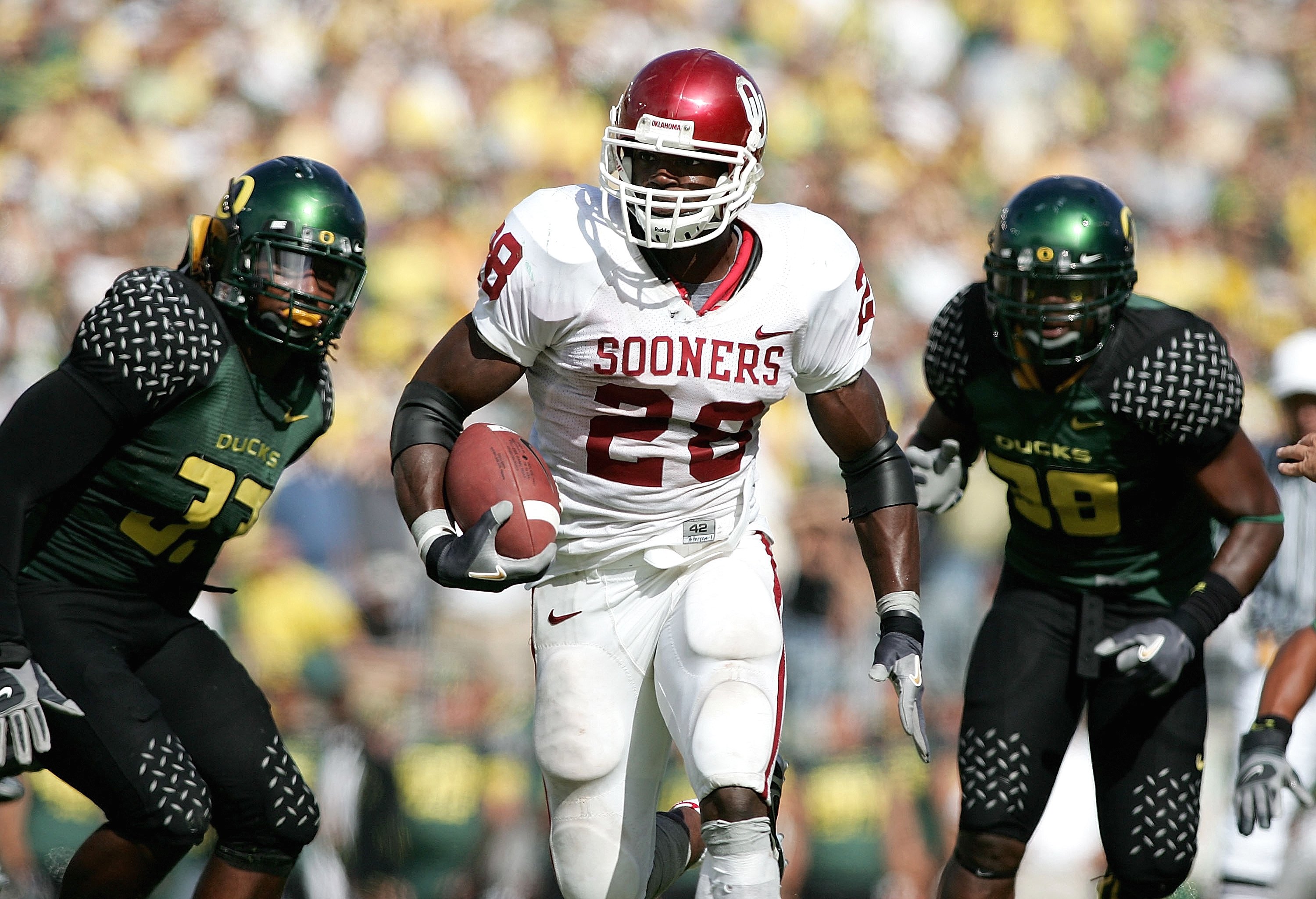 EUGENE, OR - SEPTEMBER 16:  Adrian Peterson #28 of the Oklahoma Sooners scores a touchdown against  the Oregon Ducks on September 16, 2006 at Autzen Stadium in Eugene, Oregon.  (Photo by Jonathan Ferrey/Getty Images)