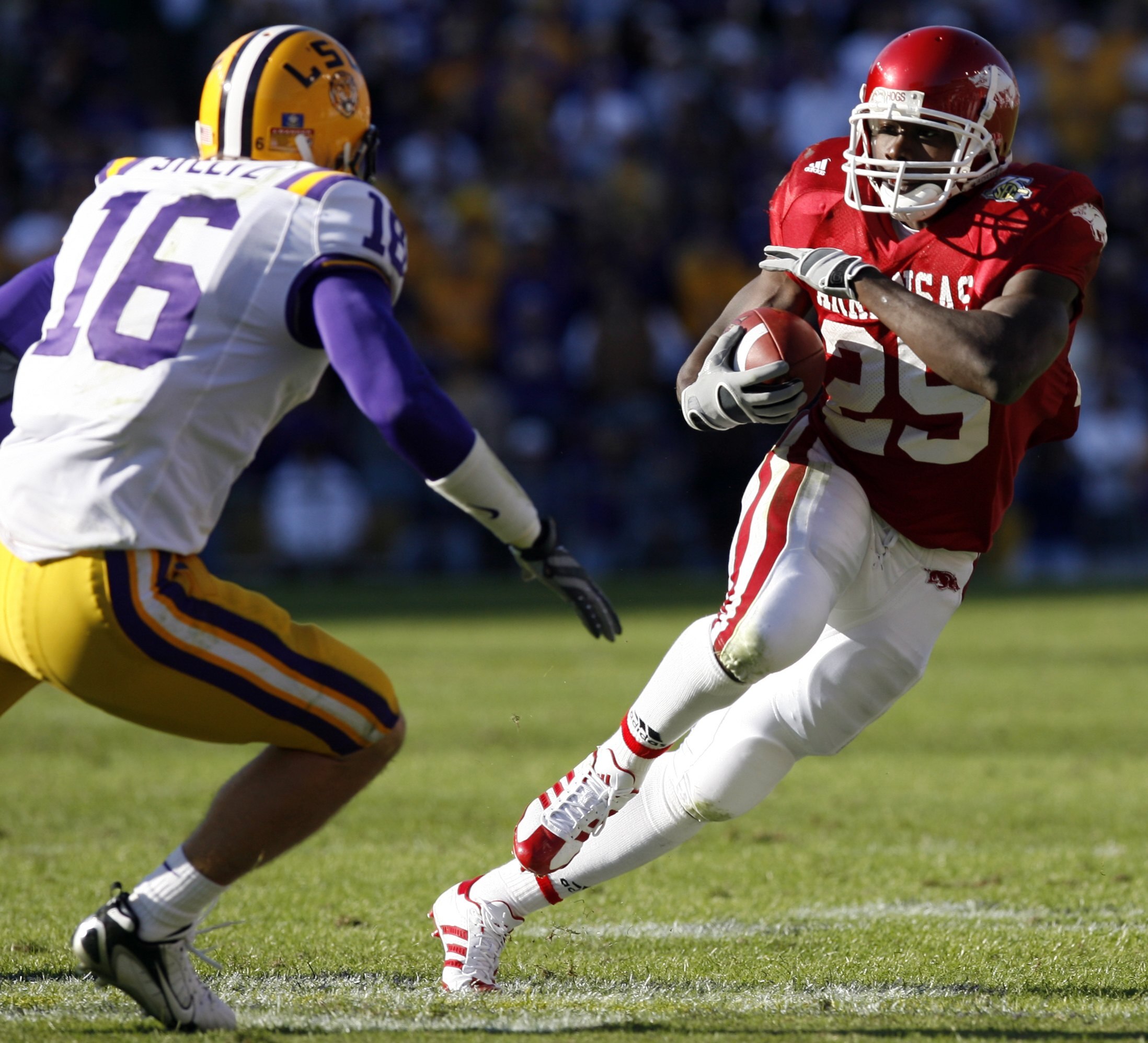 BATON ROUGE - NOVEMBER 23: Felix Jones #25 of the Arkansas Razorbacks runs past Craig Steltz #16 of the Louisiana State University Tigers to score a touchdown during the game on November 23, 2007 at Tiger Stadium in Baton Rouge, Louisiana.  (Photo by Chri