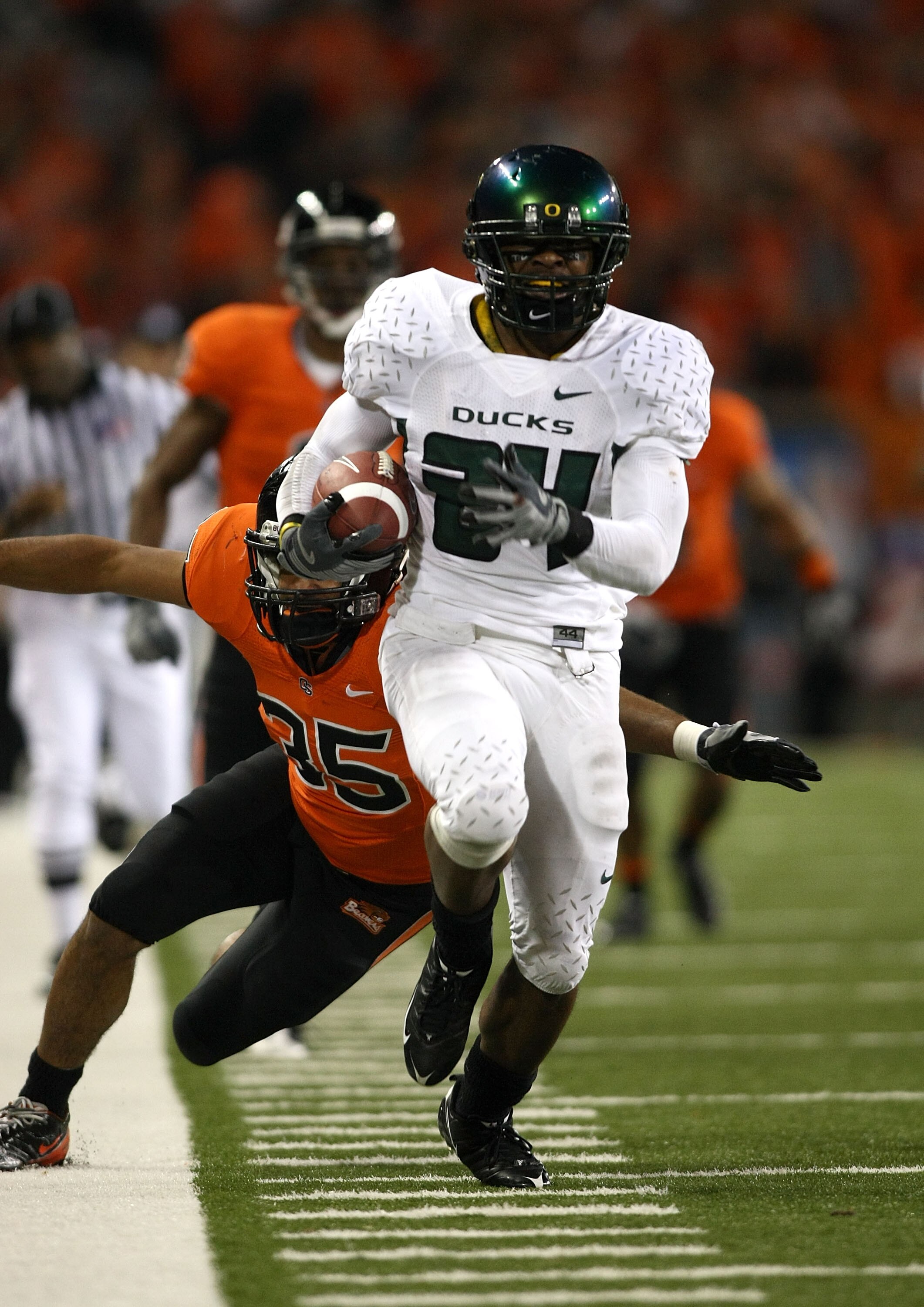 CORVALLIS, OR - NOVEMBER 29:  Jeremiah Johnson #24 of the Oregon Ducks runs for an 83 yard touchdown in the 2nd quarter against the Oregon State Beavers at Reser Stadium on November 29, 2008 in Corvalis, Oregon.  (Photo by Jonathan Ferrey/Getty Images)