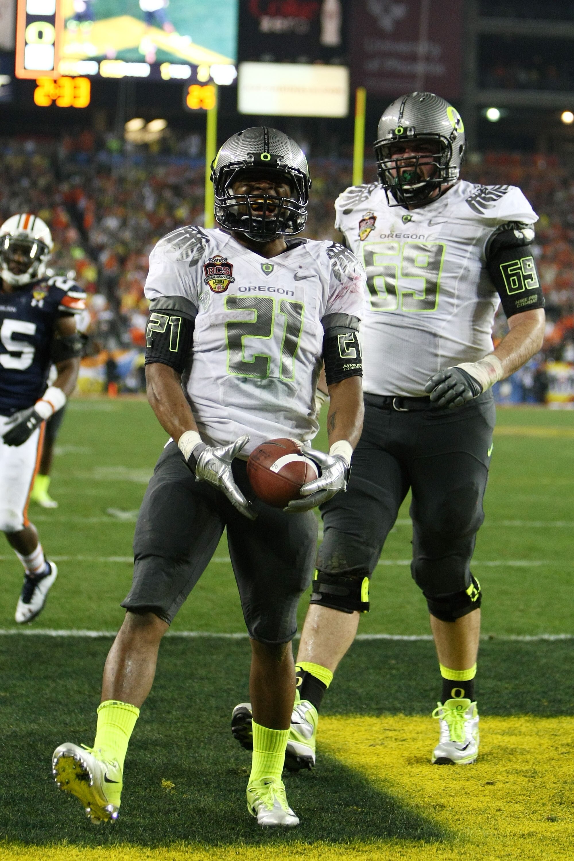 GLENDALE, AZ - JANUARY 10:  LaMichael James #21 and Bo Thran #69 of the Oregon Ducks react to a play againt the Auburn Tigers during the Tostitos BCS National Championship Game at University of Phoenix Stadium on January 10, 2011 in Glendale, Arizona.  (P