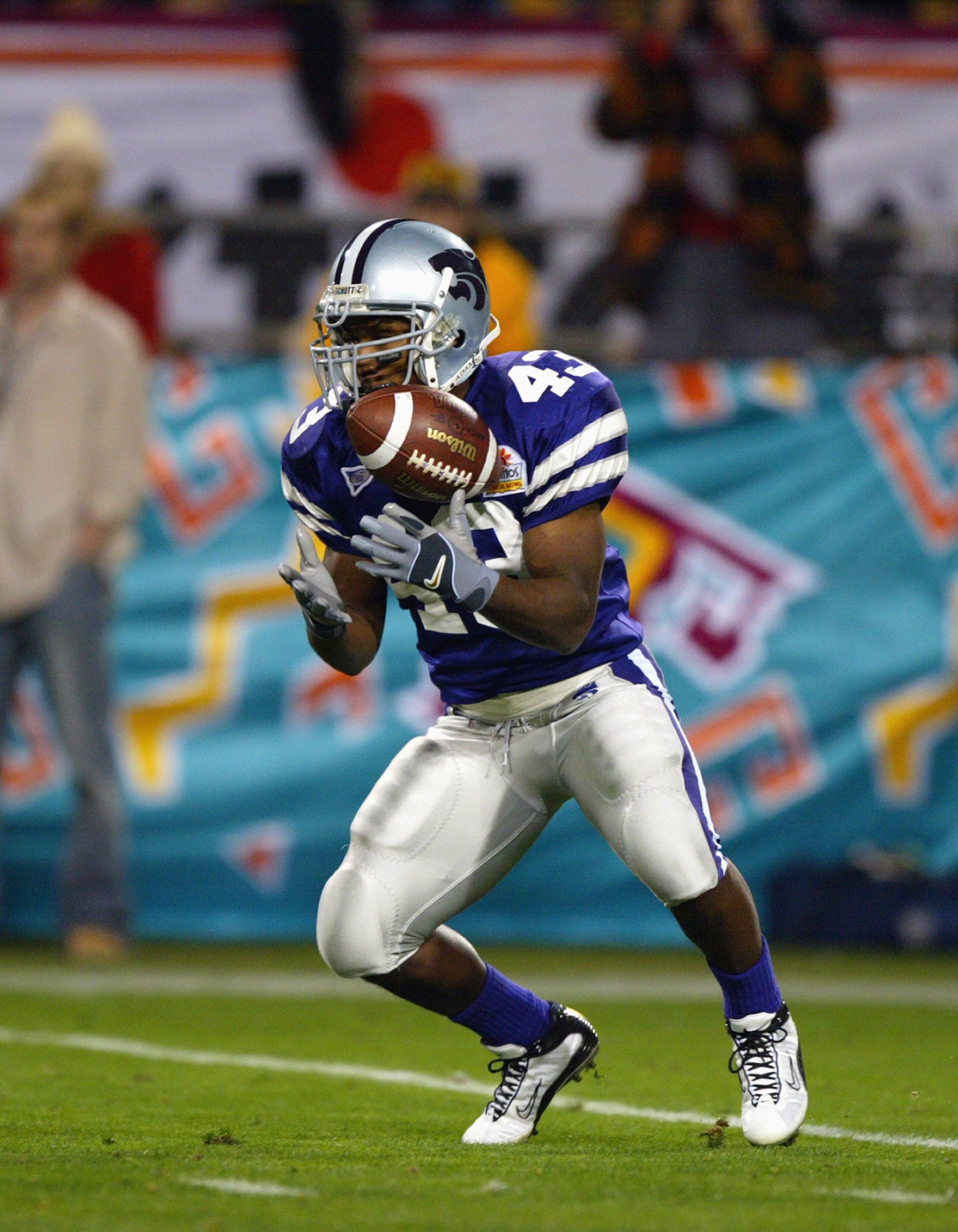 TEMPE, ARIZONA - JANUARY 2:  Tailback Darren Sproles #43 of the Kansas State Wildcats catches the ball during the game against the Ohio State Buckeyes in the Tostitos Fiesta Bowl on January 2, 2004 at Sun Devil Stadium in Tempe, Arizona. The Buckeyes defe