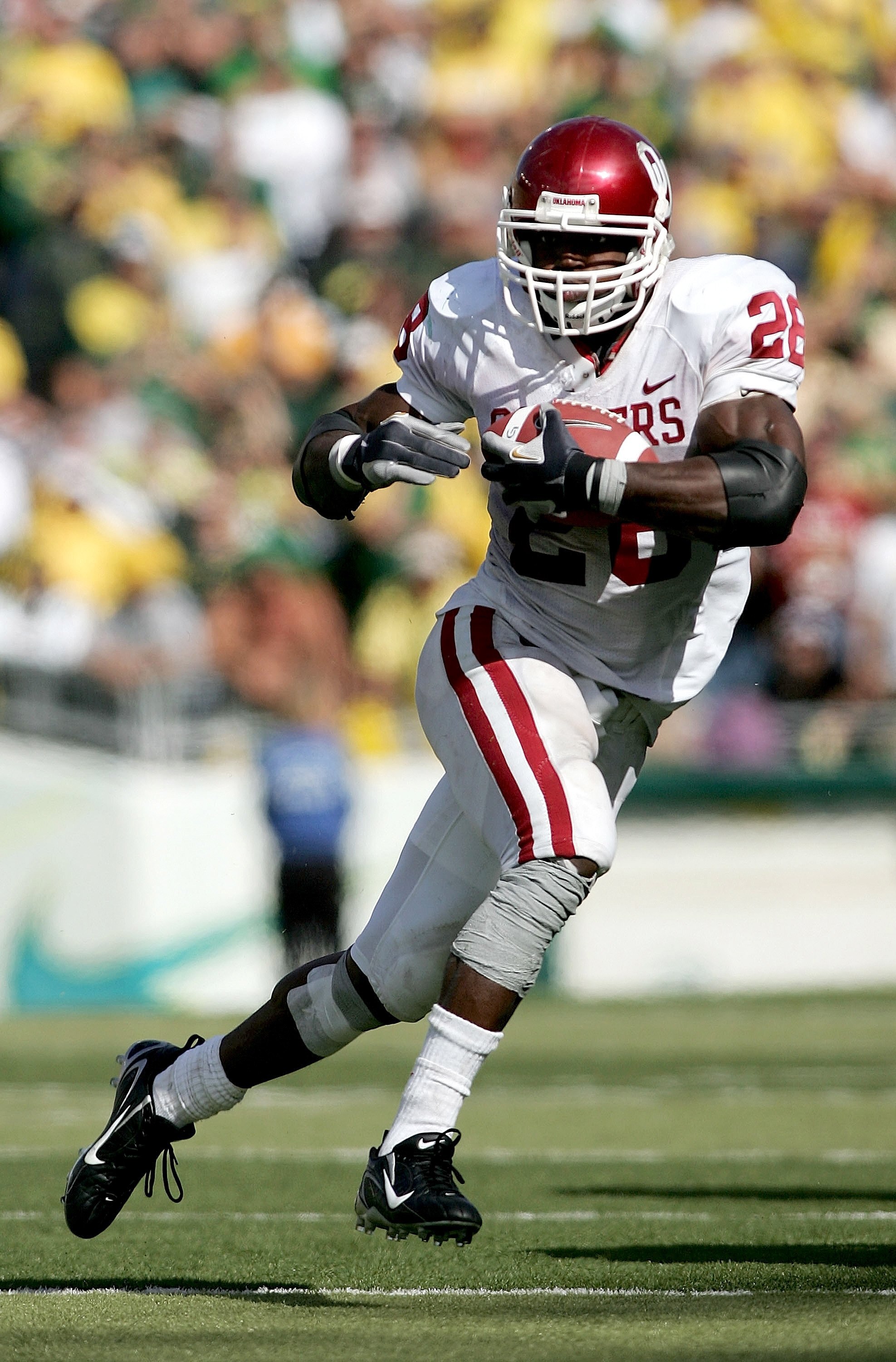 EUGENE, OR - SEPTEMBER 16: Adrian Peterson #28 of the Oklahoma Sooners runs against the Oregon Ducks on September 16, 2006 at Autzen Stadium in Eugene, Oregon.  (Photo by Jonathan Ferrey/Getty Images)