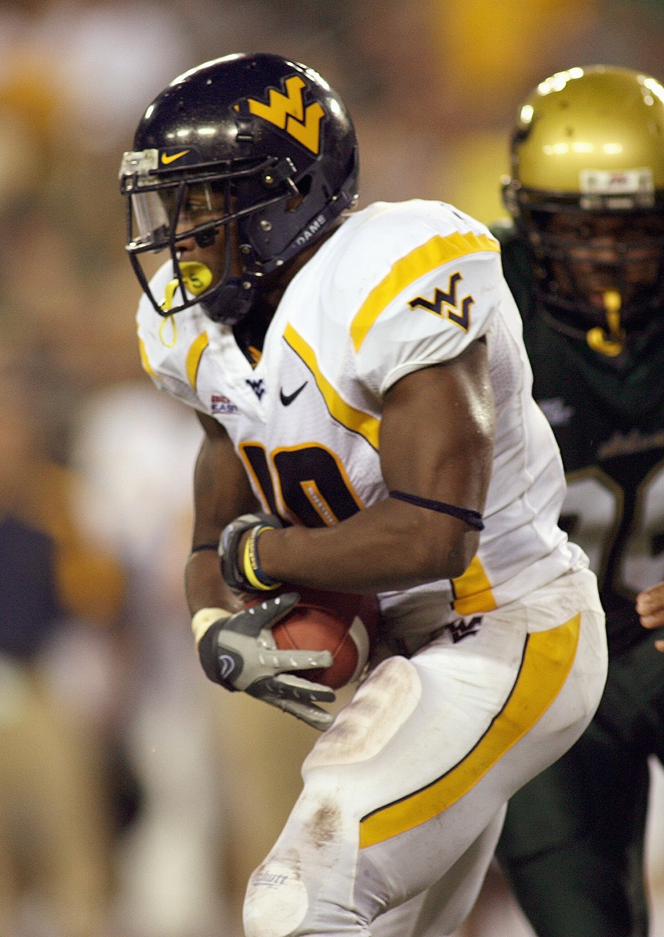 TAMPA, FL - SEPTEMBER 28: Steve Slaton #10 of the West Virginia Mountaineers carries the ball during the game against the University of South Florida Bulls at Raymond James Stadium September 28, 2007 in Tampa Florida. (Photo by Marc Serota/Getty Images)
