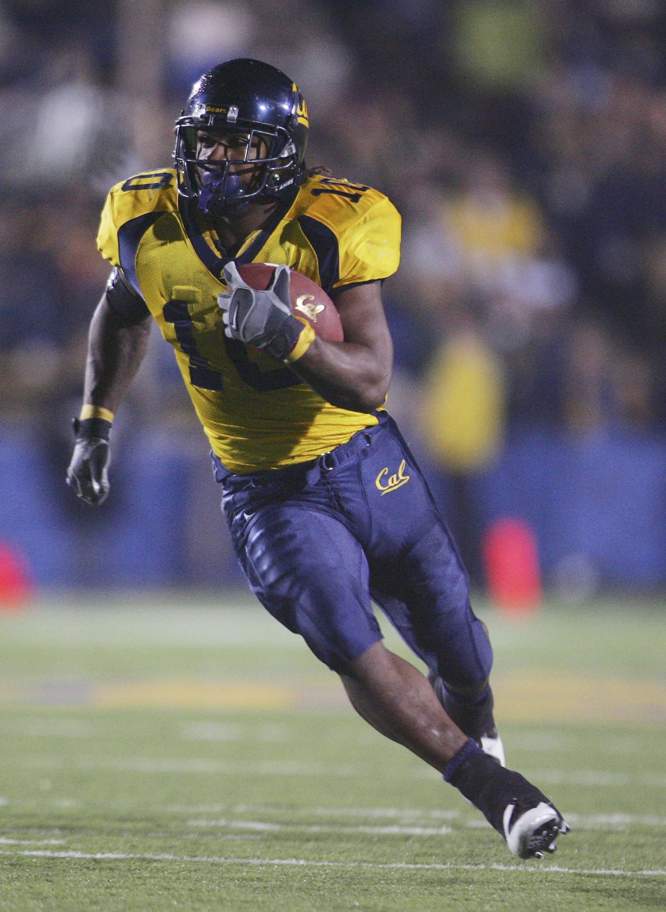 BERKELEY, CA - NOVEMBER 04:  Tailback Marshawn Lynch #10 of the California Golden Bears carries the ball in the second half against the UCLA Bruins at Memorial Stadium during the game on November 4, 2006 in Berkeley, California. Cal defeated UCLA 38-24. (