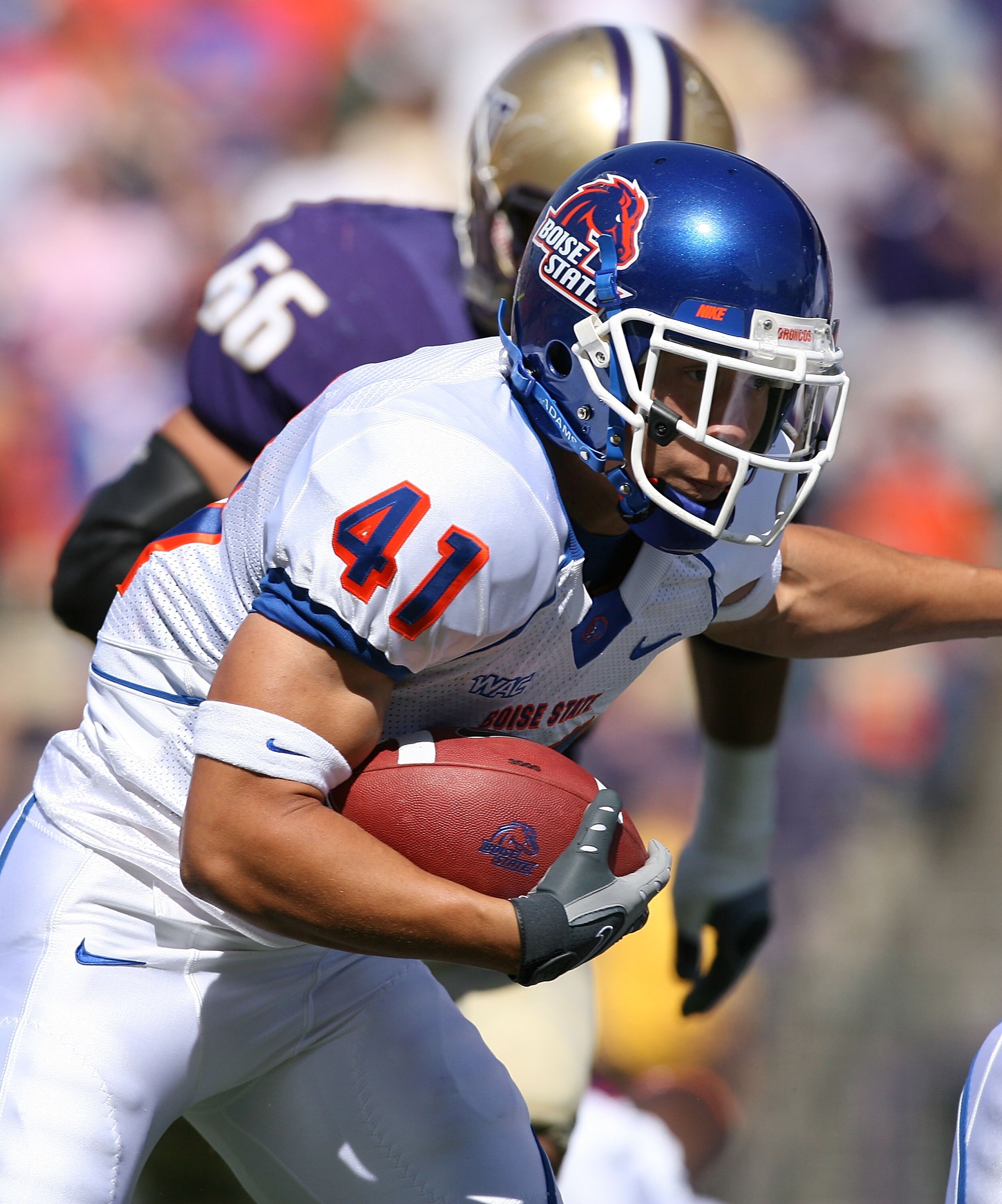 SEATTLE - SEPTEMBER 08:  Running back Ian Johnson #41 of the Boise State Broncos rushes against the Washington Huskies at Husky Stadium on September 8, 2007 in Seattle, Washington. The Huskies defeated the Broncos 24-10.  (Photo by Otto Greule Jr/Getty Im