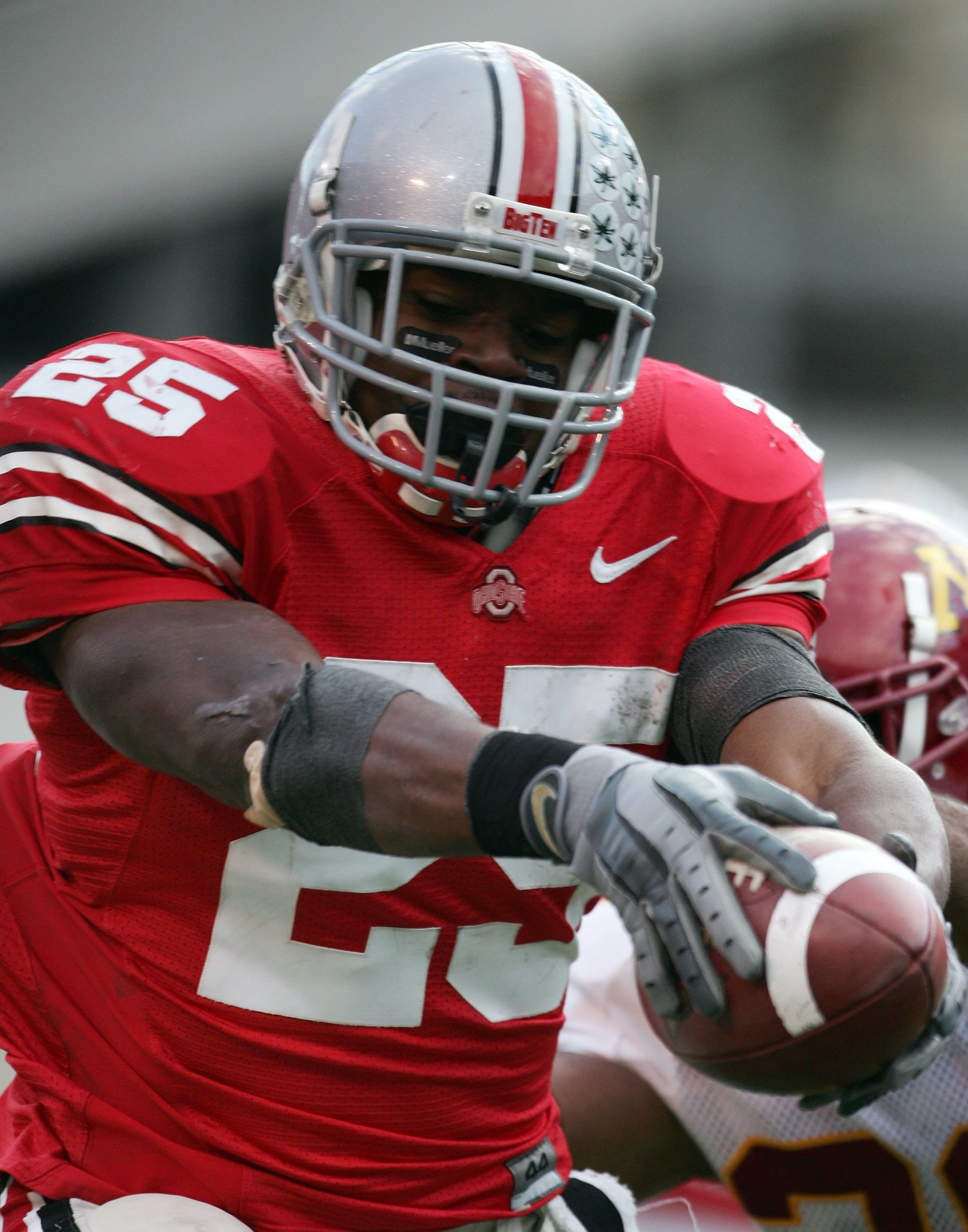 COLUMBUS, OH - OCTOBER 28:  Antonio Pittman #25 of Ohio State reaches out with the ball as he crosses the endzone against Minnesota to score a touchdown for a 30-0 lead during the third quarter at Ohio Stadium on October 28, 2006 in Columbus, Ohio. Ohio S