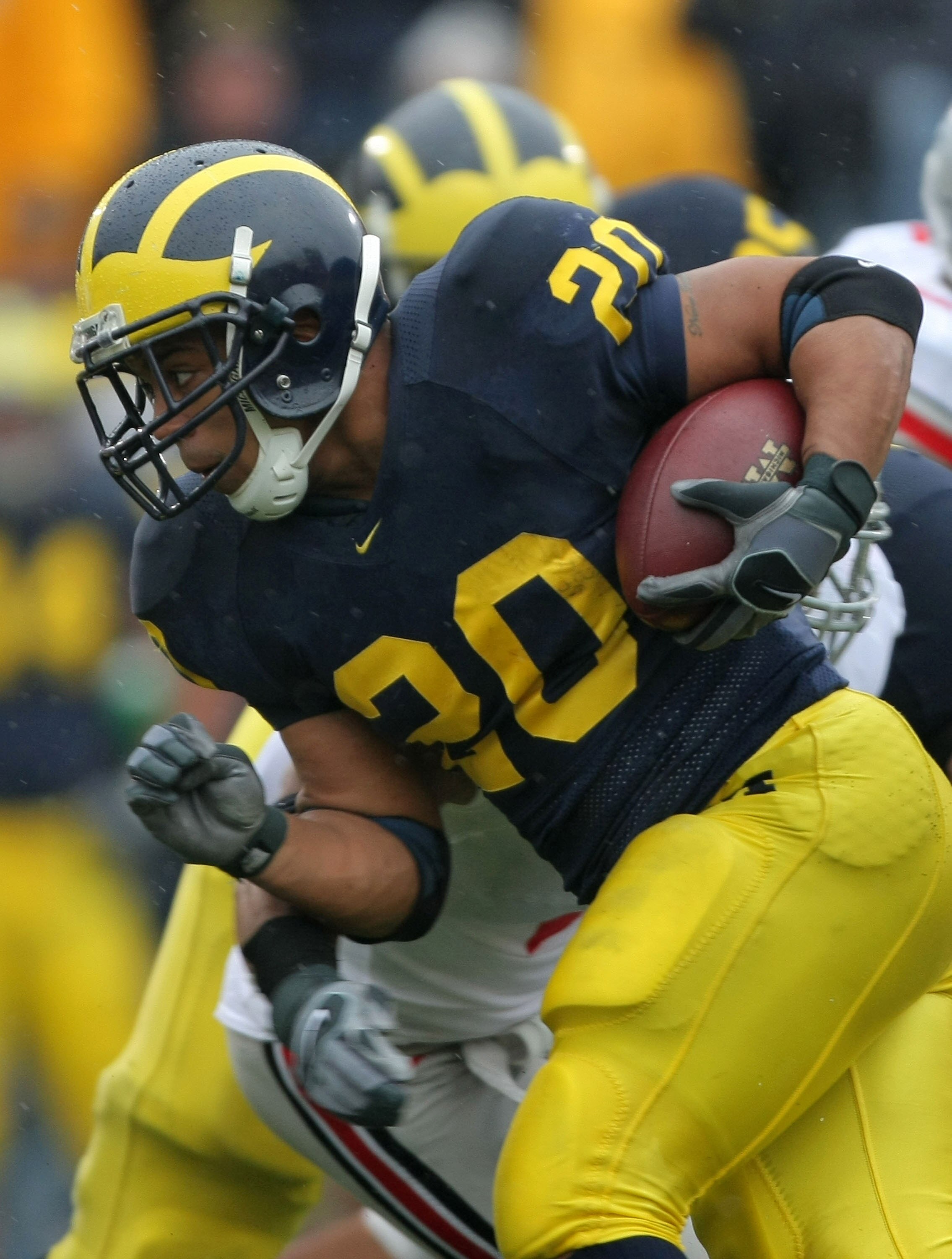 ANN ARBOR, MI - NOVEMBER 17:  Mike Hart #20 of the Michigan Wolverines carries the ball against the Ohio State Buckeyes during the first quarter at Michigan Stadium on November 17, 2007 in Ann Arbor, Michigan.  The Buckeyes won 14-3.  (Photo by Harry How/