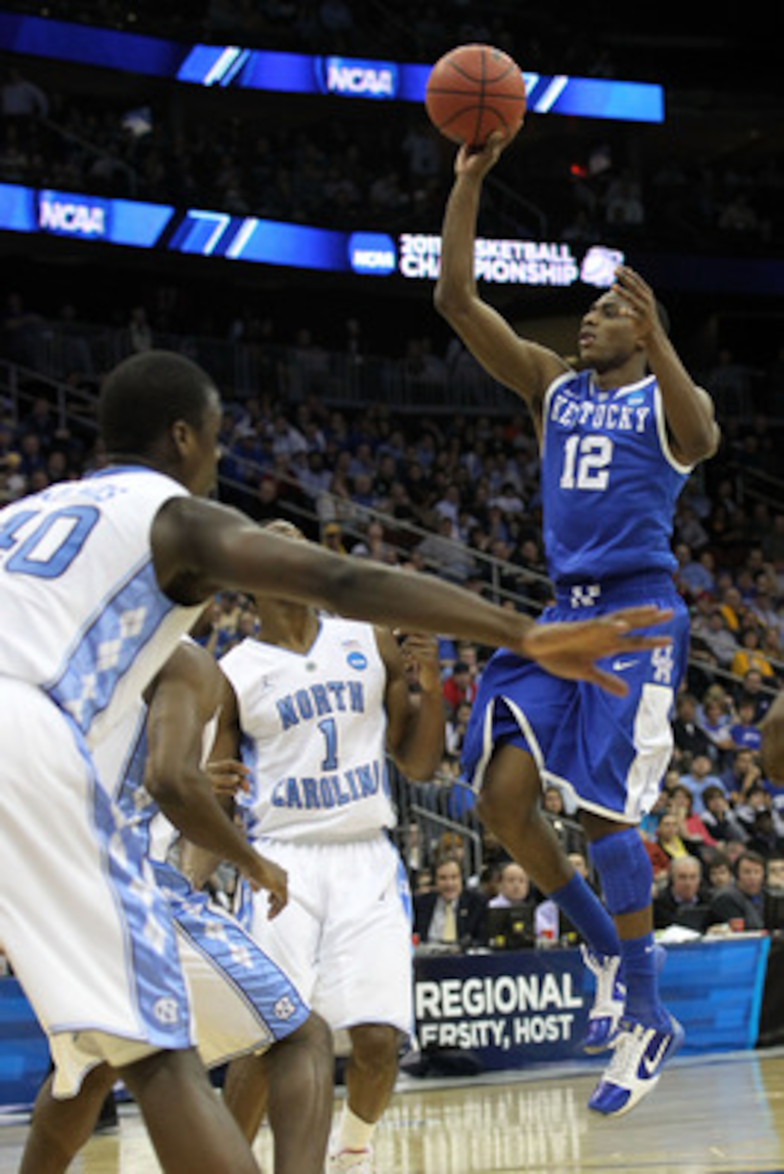 NEWARK, NJ - MARCH 27: Brandon Knight #12 of the Kentucky Wildcats in action against Dexter Strickland #1 of the North Carolina Tar Heels during the east regional final of the 2011 NCAA men's basketball tournament at Prudential Center on March 27, 2011 i NEWARK, NJ - MARCH 27: Brandon Knight #12 of the Kentucky Wildcats in action against Dexter Strickland #1 of the North Carolina Tar Heels during the east regional final of the 2011 NCAA men's basketball tournament at Prudential Center on March 27, 2011 i