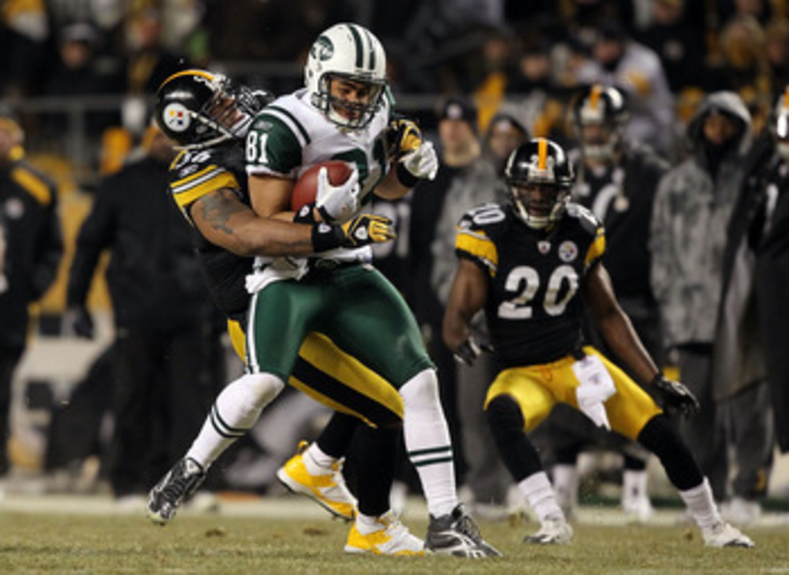 PITTSBURGH, PA - JANUARY 23:  Dustin Keller #81 of the New York Jets makes a reception against LaMarr Woodley #56 of the Pittsburgh Steelers during the 2011 AFC Championship game at Heinz Field on January 23, 2011 in Pittsburgh, Pennsylvania. The Steelers