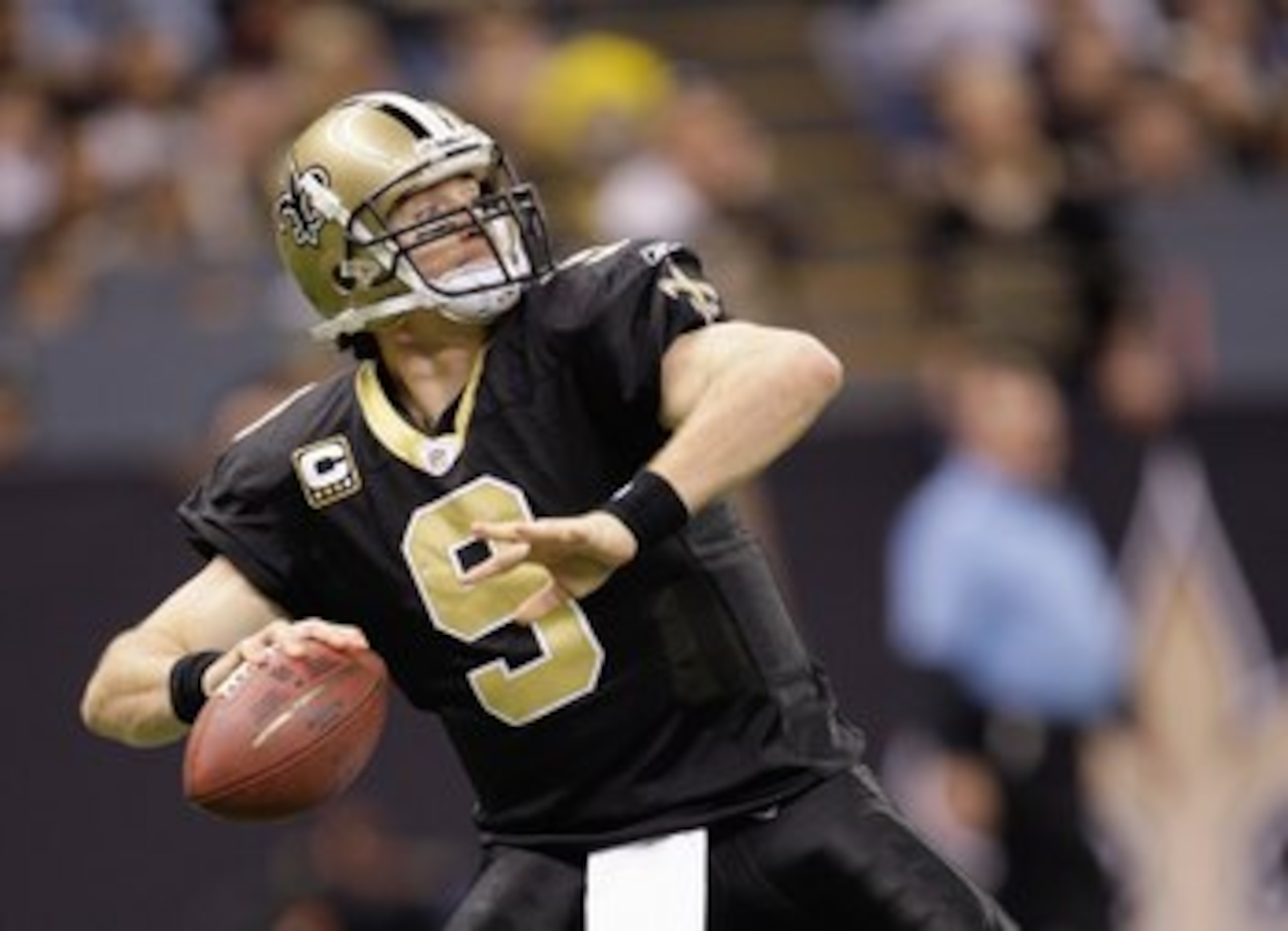 NEW ORLEANS - DECEMBER 27:  Quarterback Drew Brees #9 of the New Orleans Saints passes the ball during the game against the Tampa Bay Buccaneers on December 27, 2009 at Louisiana Superdome in New Orleans, Louisiana. (Photo by Jamie Squire/Getty Images)
