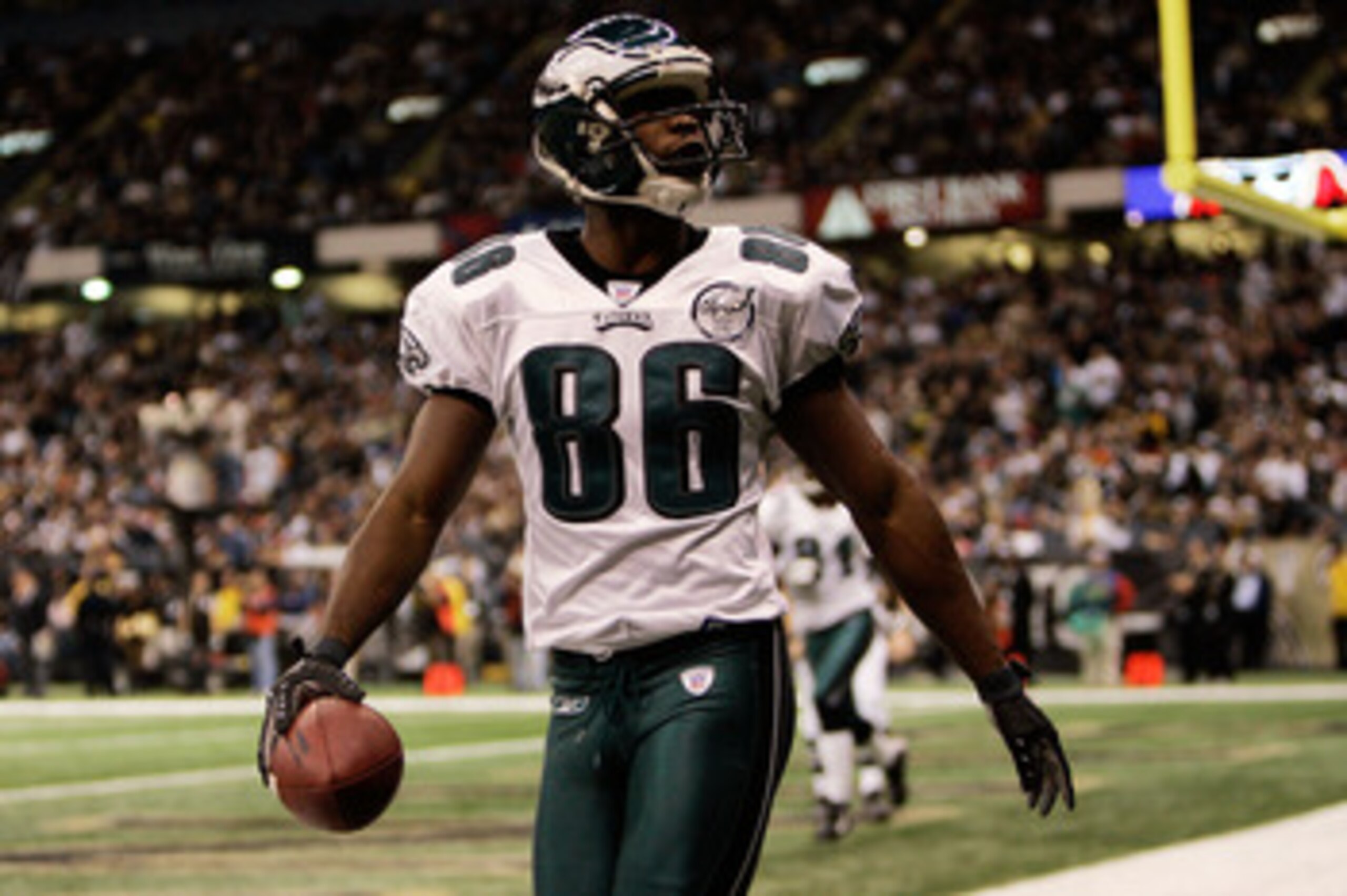 NEW ORLEANS - DECEMBER 23:  Reggie Brown #86 of the Philadelphia Eagles celebrates after scoring a touchdown against the New Orleans Saints on December 23, 2007 at the Louisiana Superdome in New Orleans, Louisiana.  (Photo by Chris Graythen/Getty Images)