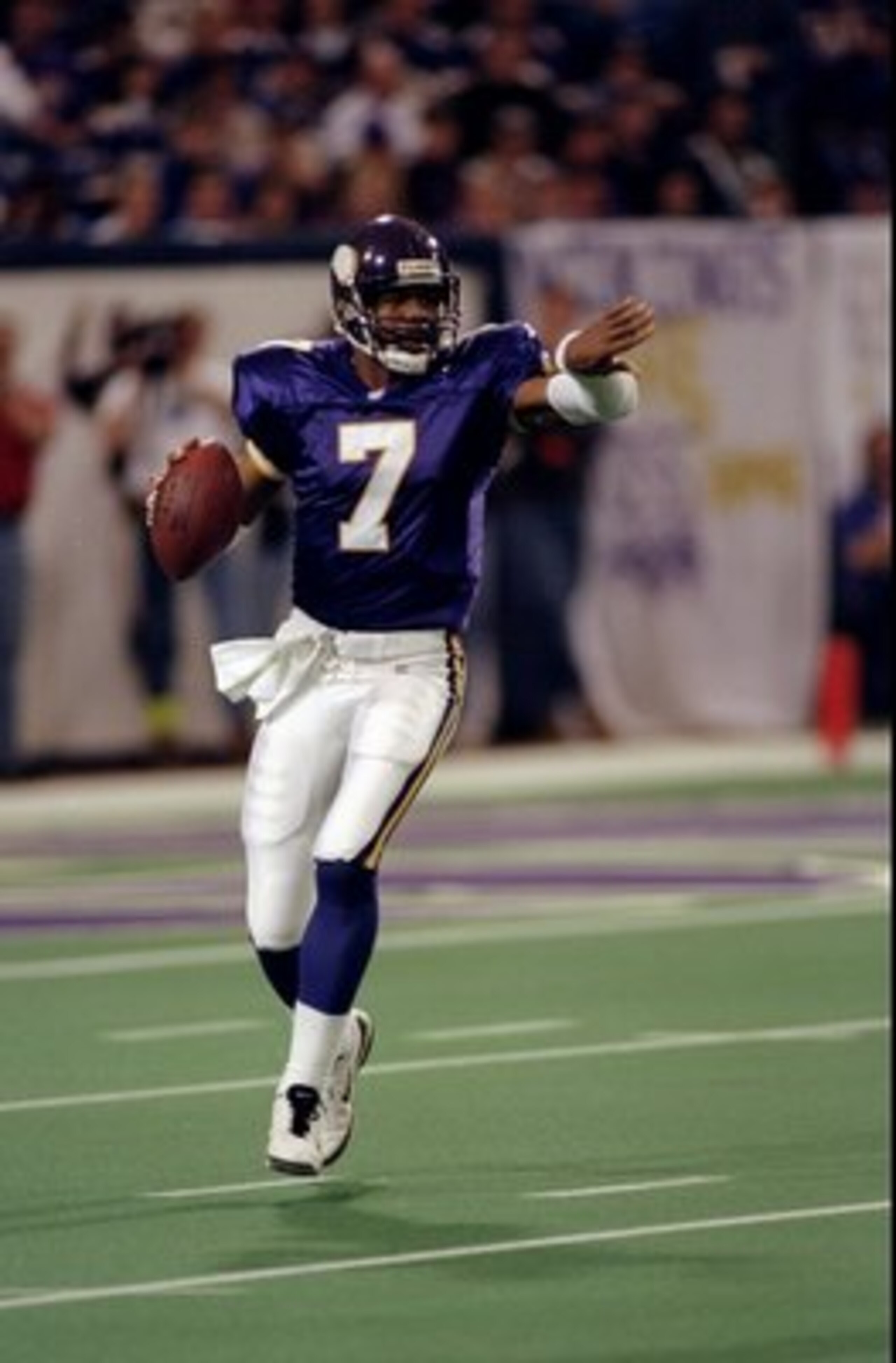 22 Nov 1998:  Quarterback Randall Cunningham #7 of the Minnesota Vikings in action during the game against the Green Bay Packers at the HHH Metrodome in Minneapolis, Minnesota. The Vikings defeated the Packers 28-14. Mandatory Credit: Jonathan Daniel  /Al