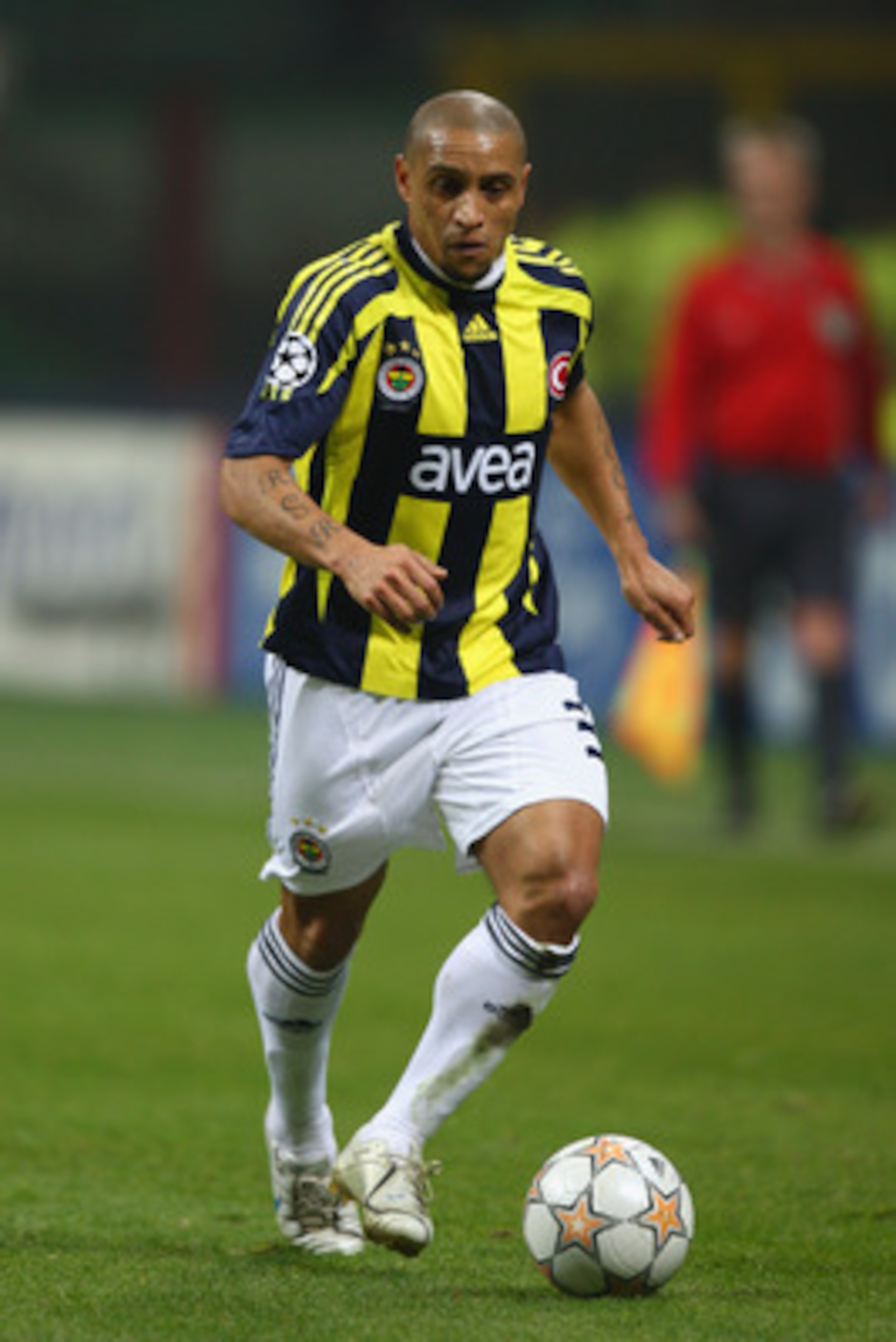 MILAN, ITALY - NOVEMBER 27:  Roberto Carlos of Fenerbahce during the UEFA Champions League Group G match between Inter Milan and Fenerbahce at the San Siro stadium on November 27, 2007 in Milan,Italy.  (Photo by Michael Steele/Getty Images)