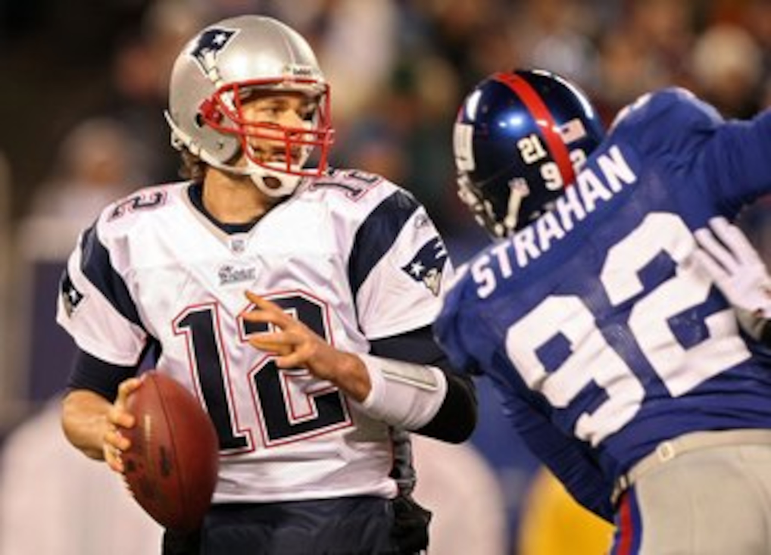 EAST RUTHERFORD, NJ - DECEMBER 29:  Tom Brady #12 and the New England Patriots drops back to pass against the New York Giants on December 29, 2007 at Giants Stadium in East Rutherford, New Jersey.  (Photo by Al Bello/Getty Images)