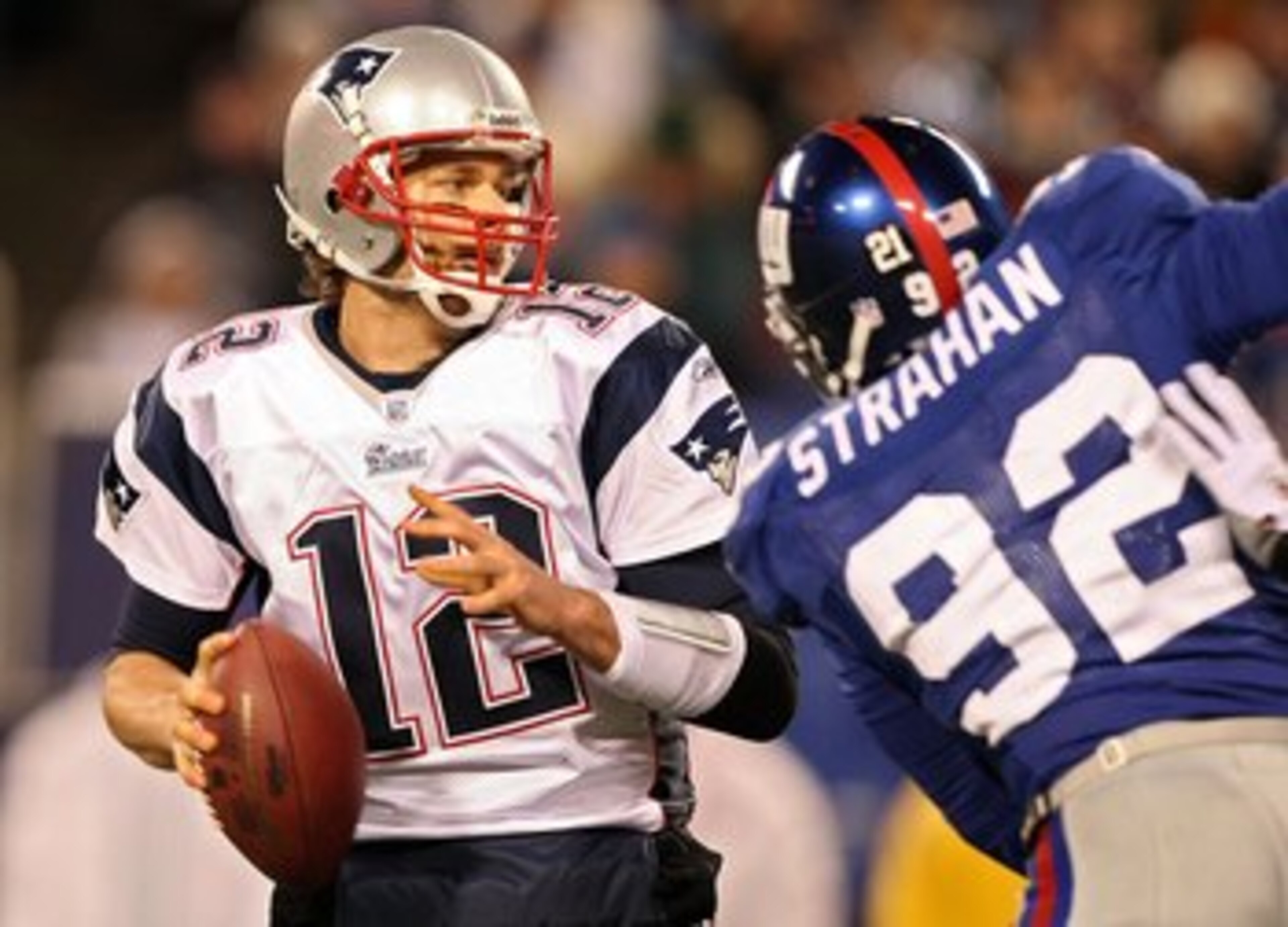 EAST RUTHERFORD, NJ - DECEMBER 29:  Tom Brady #12 and the New England Patriots drops back to pass against the New York Giants on December 29, 2007 at Giants Stadium in East Rutherford, New Jersey.  (Photo by Al Bello/Getty Images)