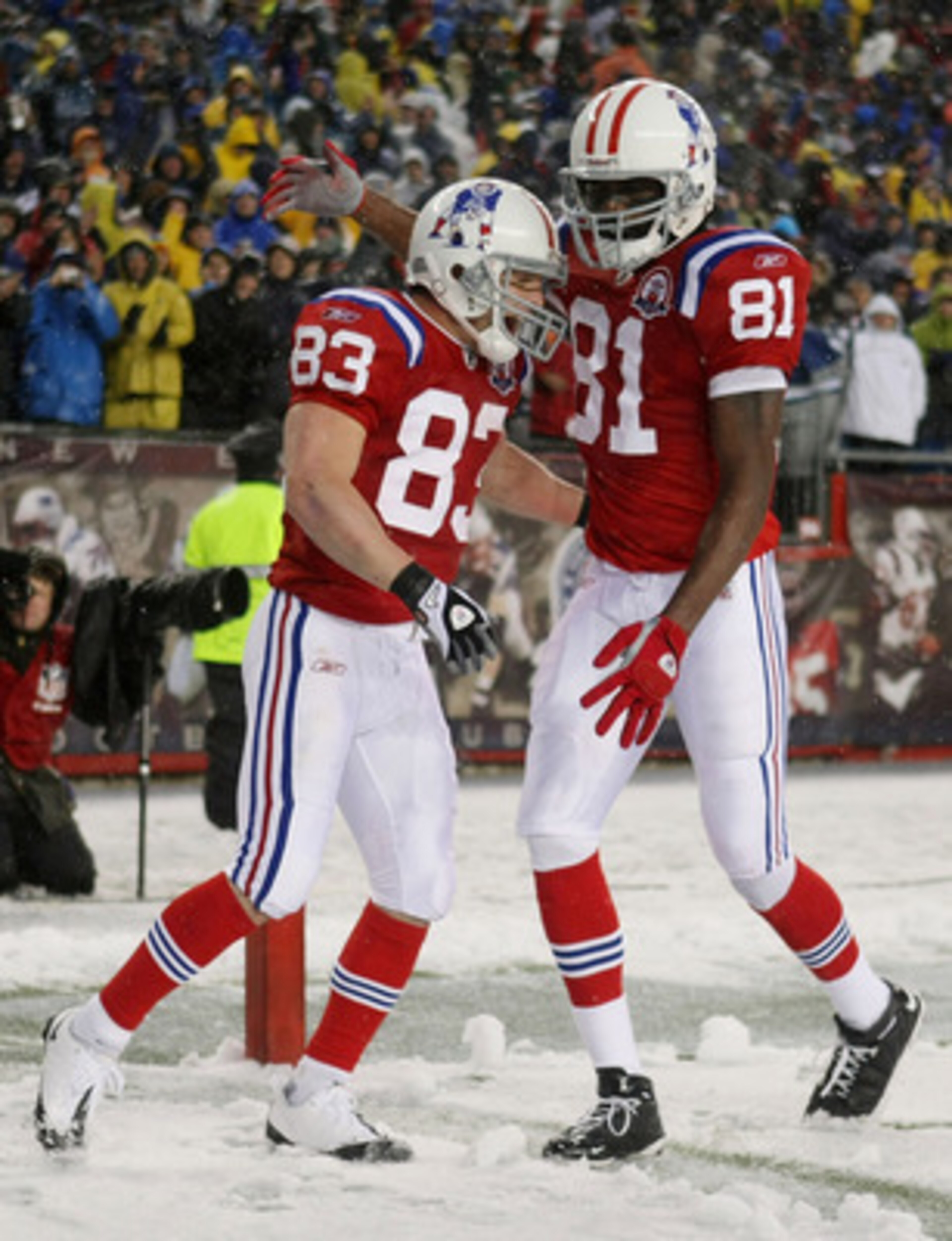 FOXBORO, MA - OCTOBER 18:  Wes Welker #83 of the New England Patriots is congratulated by teammate Randy Moss #81 after Welker scored a touchdown in the second quarter against the Tennessee Titans on October 18, 2009 at Gillette Stadium in Foxboro, Massac