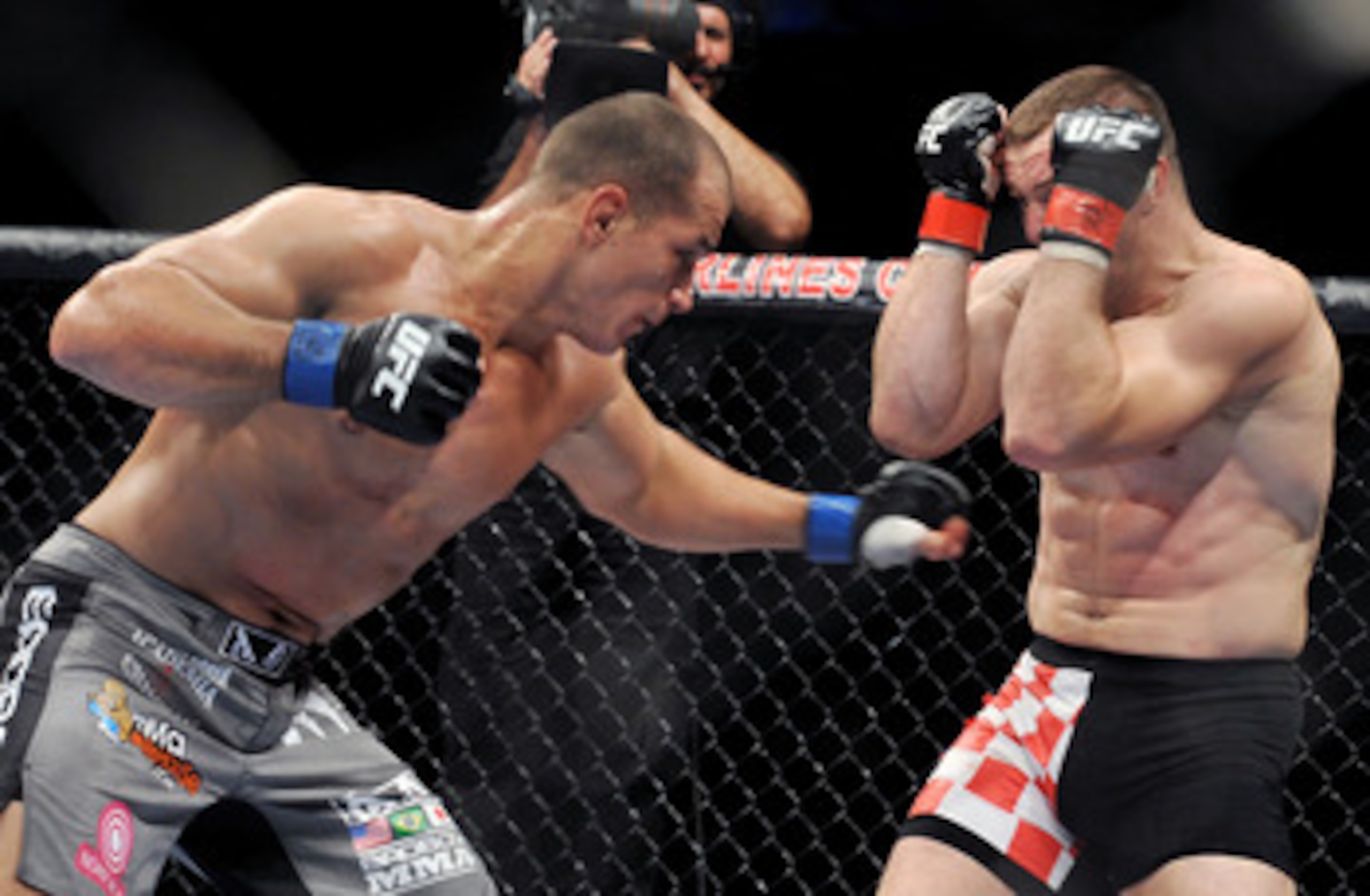 DALLAS - SEPTEMBER 19:  UFC fighter Junior Dos Santos (L) battles UFC fighter Mirko Cro Cop (R) during their Heavyweight bout at UFC 103: Franklin vs. Belfort at the American Airlines Center on September 19, 2009 in Dallas, Texas.  (Photo by Jon Kopaloff/