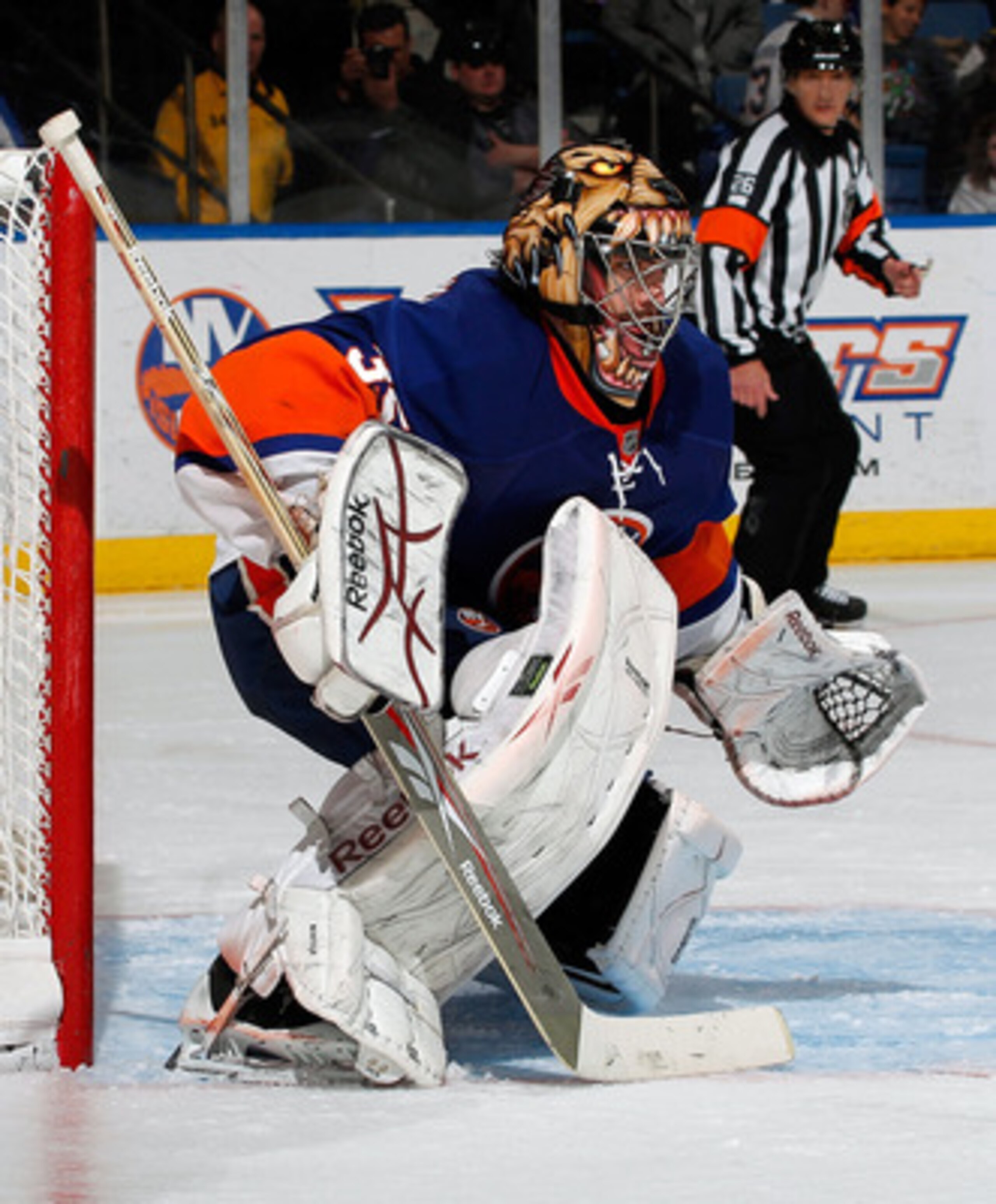 UNIONDALE, NY - MARCH 24: Goalie Al Montoya #35 of the New York Islanders makes a save during an NHL hockey game against the Atlanta Thrashers at the Nassau Coliseum on March 24, 2011 in Uniondale, New York. (Photo by Paul Bereswill/Getty Images) UNIONDALE, NY - MARCH 24: Goalie Al Montoya #35 of the New York Islanders makes a save during an NHL hockey game against the Atlanta Thrashers at the Nassau Coliseum on March 24, 2011 in Uniondale, New York. (Photo by Paul Bereswill/Getty Images)