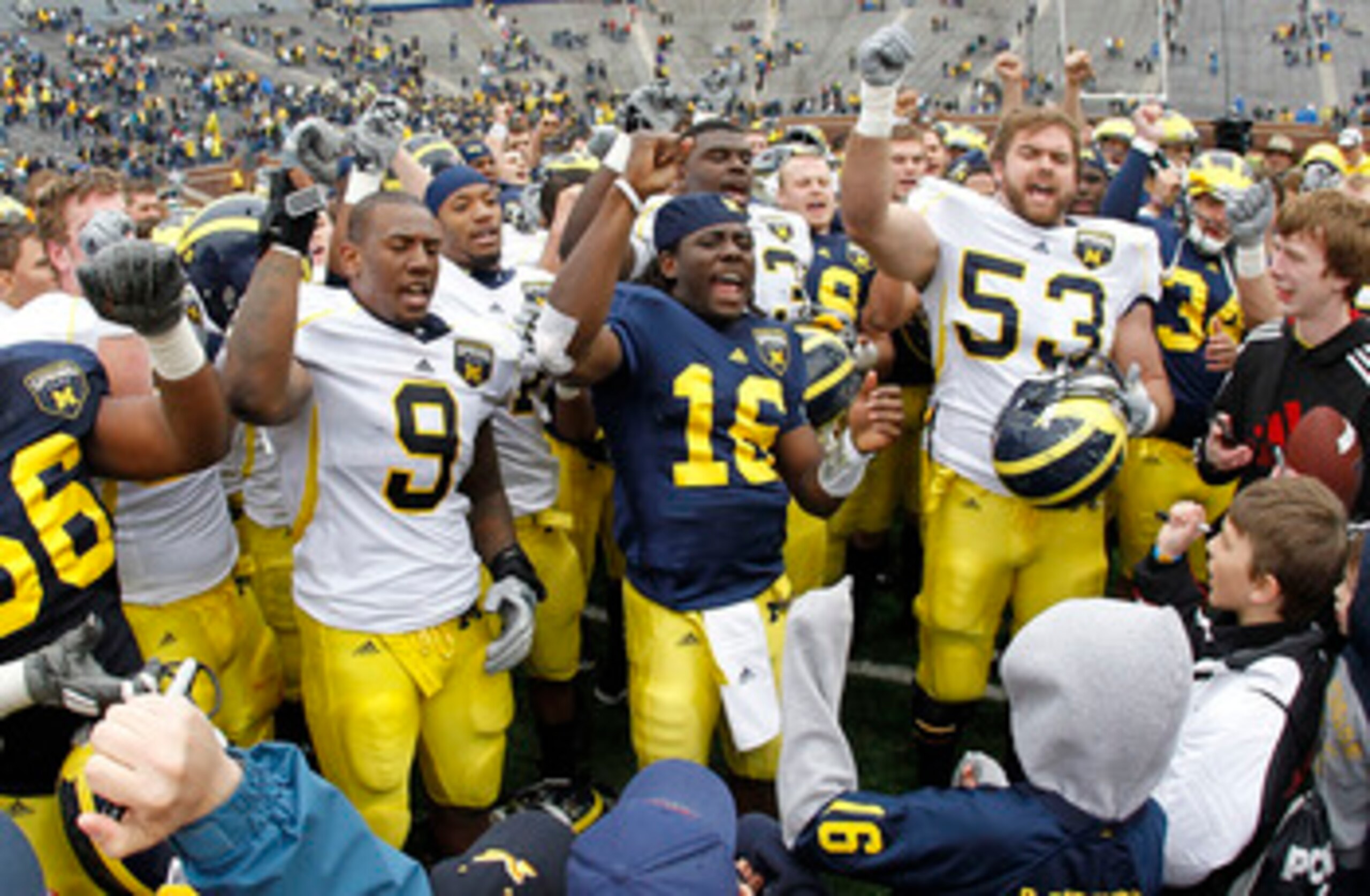 ANN ARBOR, MI - APRIL 16: Denard Robinson #16 of the Michigan Wolverines leads the a cheer at the end of the annual Spring Game at Michigan Stadium on April 16, 2011 in Ann Arbor, Michigan. (Photo by Leon Halip/Getty Images) ANN ARBOR, MI - APRIL 16: Denard Robinson #16 of the Michigan Wolverines leads the a cheer at the end of the annual Spring Game at Michigan Stadium on April 16, 2011 in Ann Arbor, Michigan. (Photo by Leon Halip/Getty Images)