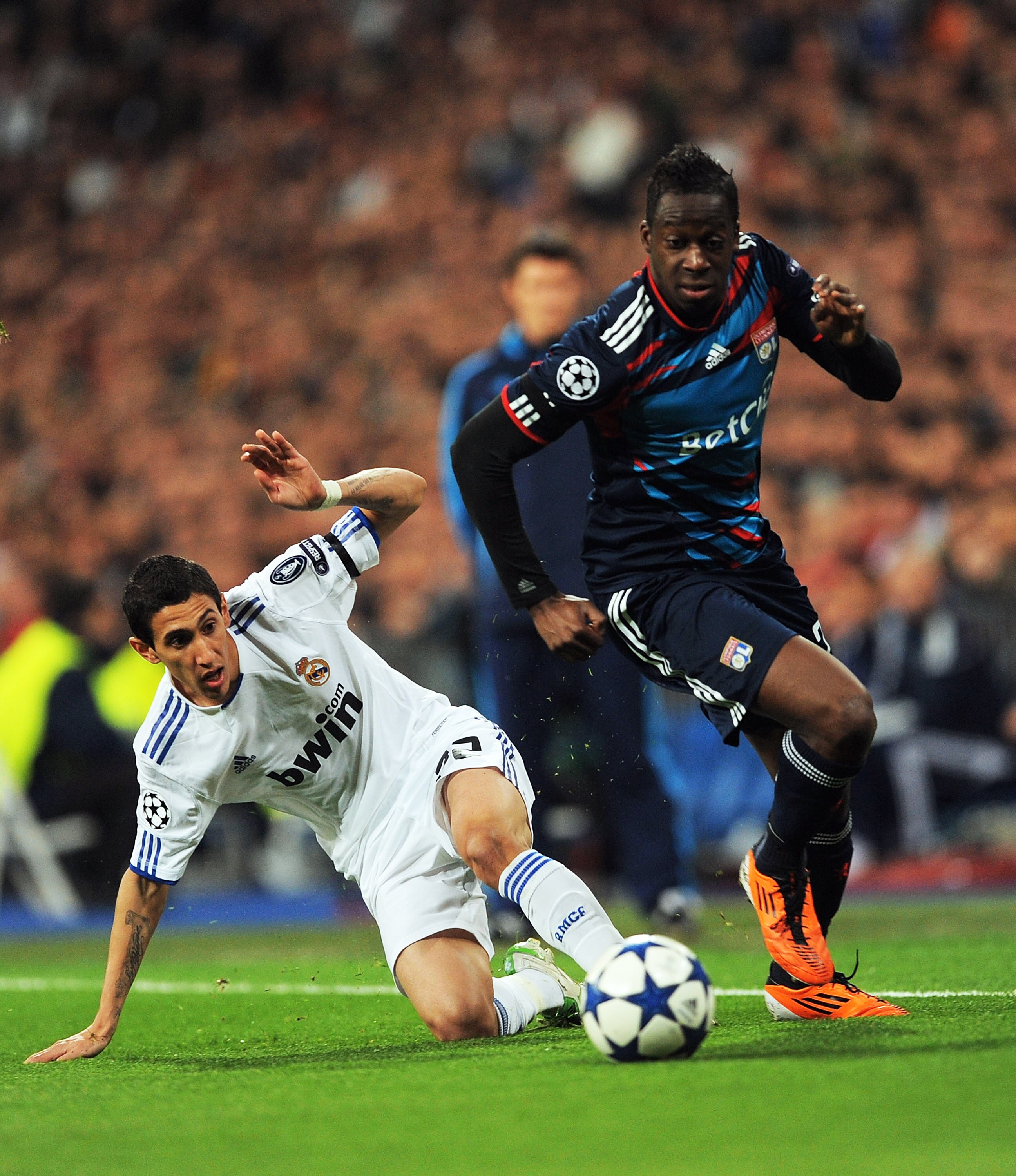 MADRID, SPAIN - MARCH 16: Aly Cissokho (R) of Lyon beats Angel Di Maria of Real Madrid during the UEFA Champions League round of 16 second leg match between Real Madrid and Lyon at Estadio Santiago Bernabeu on March 16, 2011 in Madrid, Spain.  (Photo by D