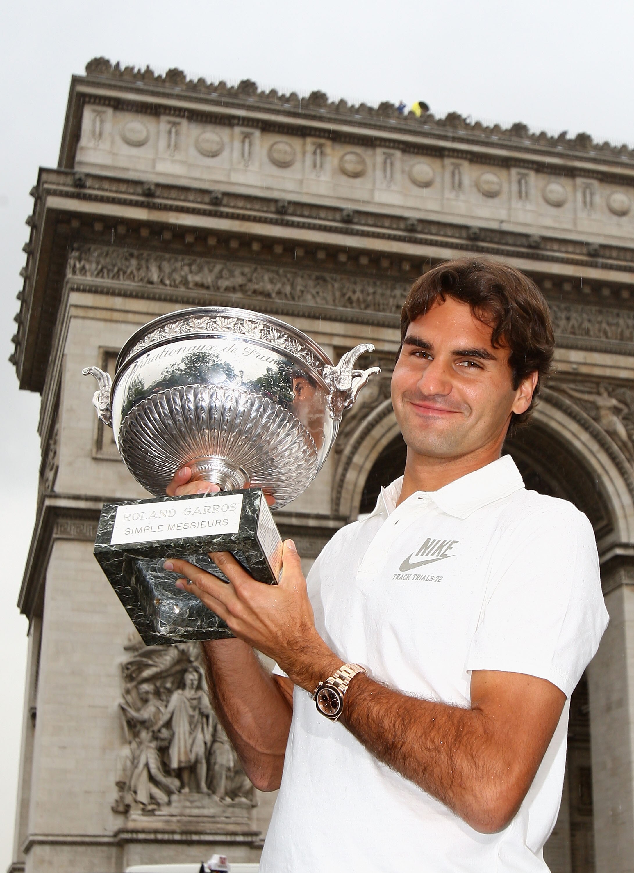 PARIS - JUNE 08:  Roger Federer of Switzerland poses with his French Open winners trophy at the Arc de Triomphe on June 8, 2009 in Paris, France.  (Photo by Ryan Pierse/Getty Images)