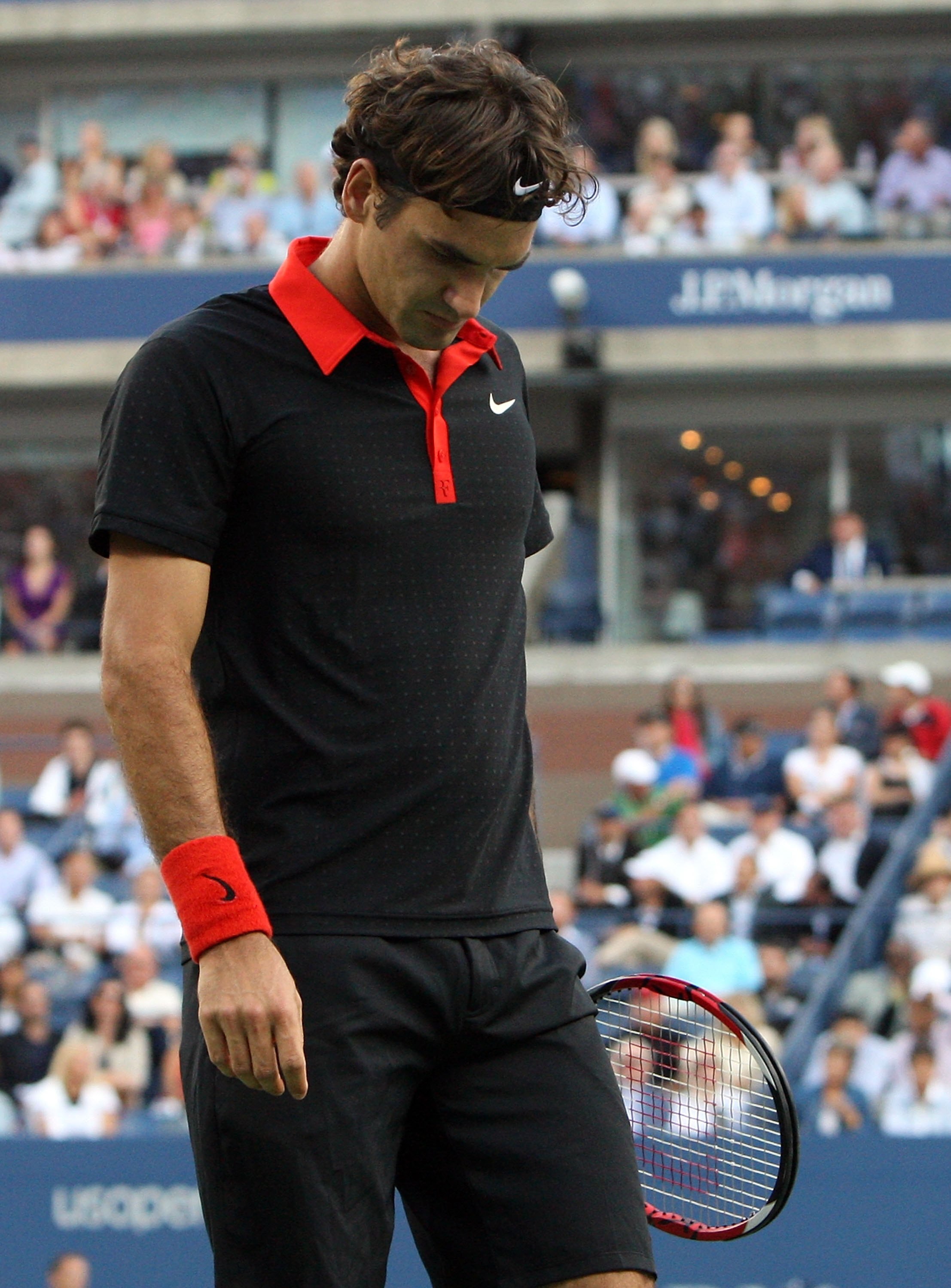 NEW YORK - SEPTEMBER 14:  Roger Federer of Switzerland reacts to losing a point against Juan Martin Del Potro of Argentina during the Men's Singles final on day fifteen of the 2009 U.S. Open at the USTA Billie Jean King National Tennis Center on September