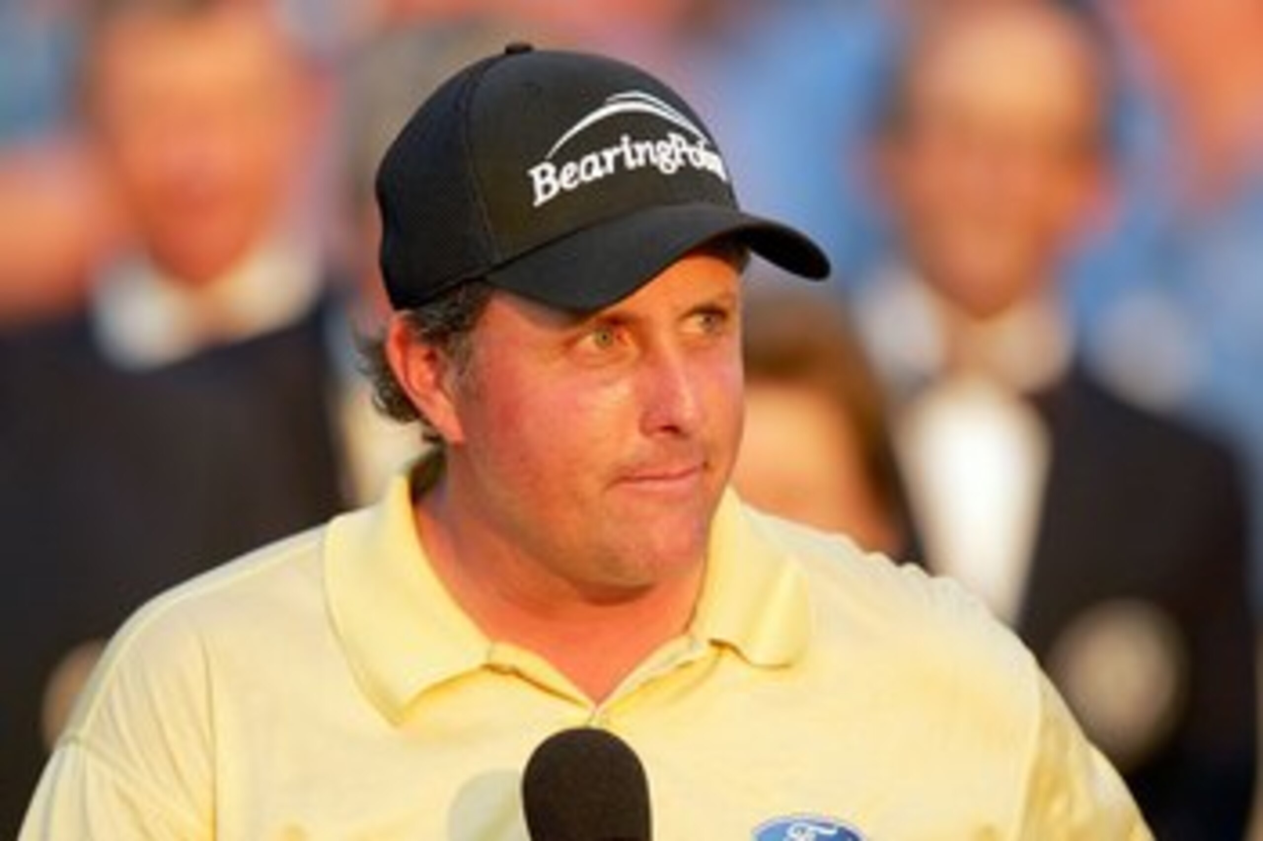 MAMARONECK, NY - JUNE 18:  Phil Mickelson speaks to the gallery on the 18th green during the final round of the 2006 US Open Championship at Winged Foot Golf Club on June 18, 2006 in Mamaroneck, New York.  (Photo by Ezra Shaw/Getty Images)
