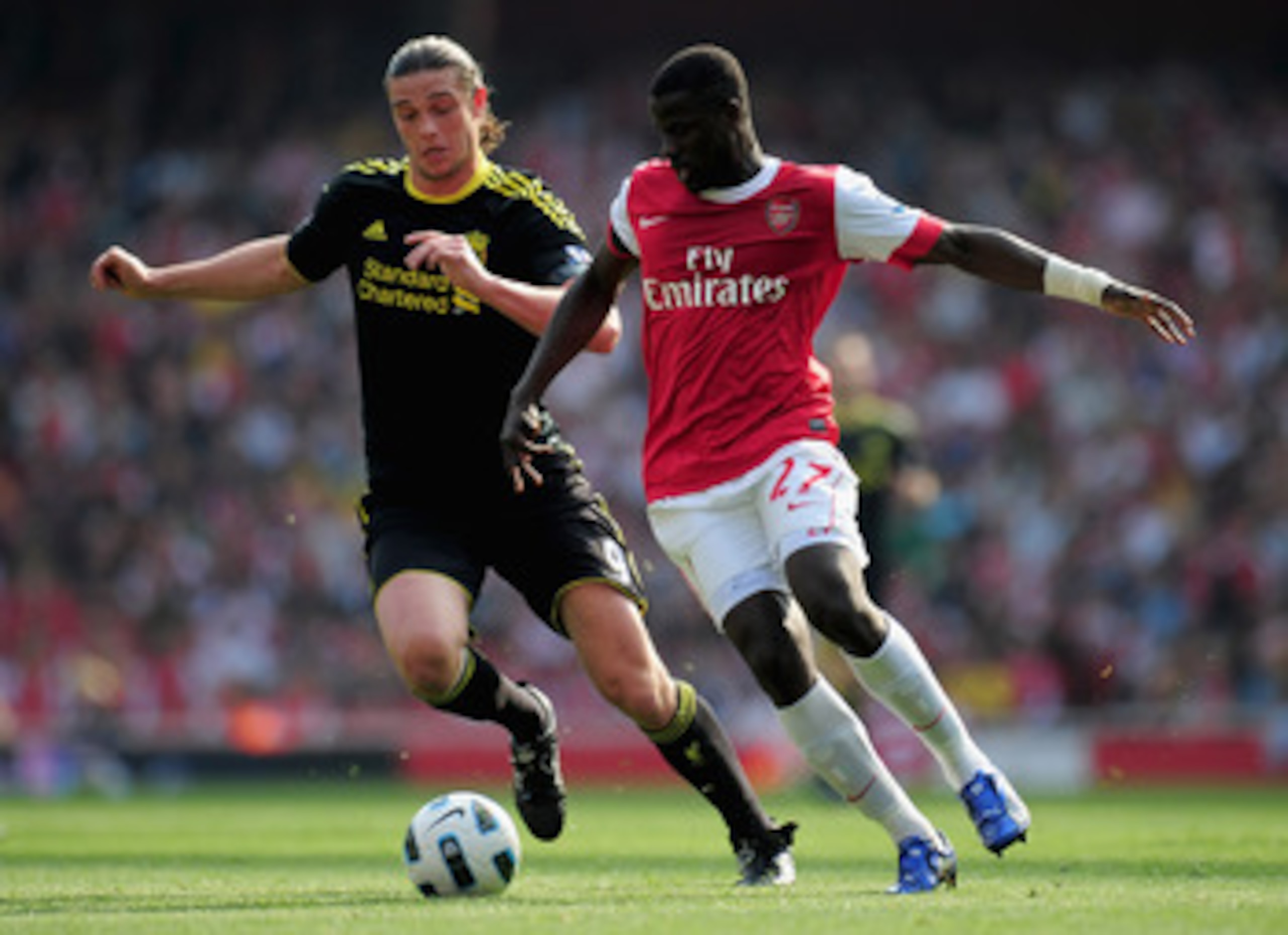 LONDON, ENGLAND - APRIL 17:  Andy Carroll of Liverpool closes down Emmanuel Eboue of Arsenal during the Barclays Premier League match between Arsenal and Liverpool at the Emirates Stadium on April 17, 2011 in London, England.  (Photo by Shaun Botterill/Ge