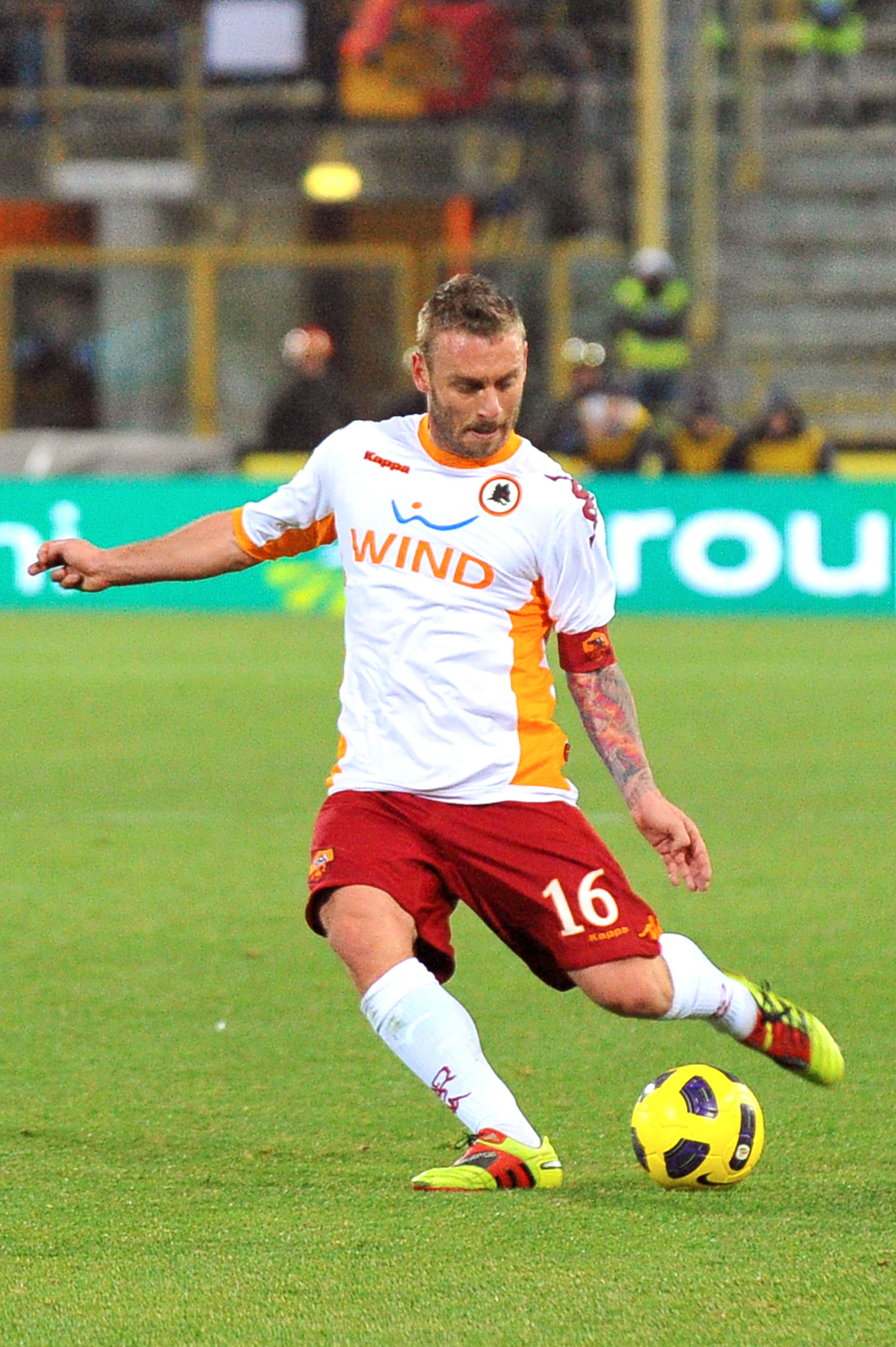 BOLOGNA, ITALY - FEBRUARY 23: Daniele De Rossi captain of Roma in action during the Serie A match between Bologna FC and AS Roma at Stadio Renato Dall'Ara on February 23, 2011 in Bologna, Italy. (Photo by Roberto Serra/Getty Images) BOLOGNA, ITALY - FEBRUARY 23: Daniele De Rossi captain of Roma in action during the Serie A match between Bologna FC and AS Roma at Stadio Renato Dall'Ara on February 23, 2011 in Bologna, Italy. (Photo by Roberto Serra/Getty Images)