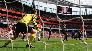 LONDON, ENGLAND - MAY 01:  Aaron Ramsey of Arsenal (R) scores their first goal during the Barclays Premier League match between Arsenal and Manchester United at the Emirates Stadium on May 1, 2011 in London, England.  (Photo by Mike Hewitt/Getty Images)