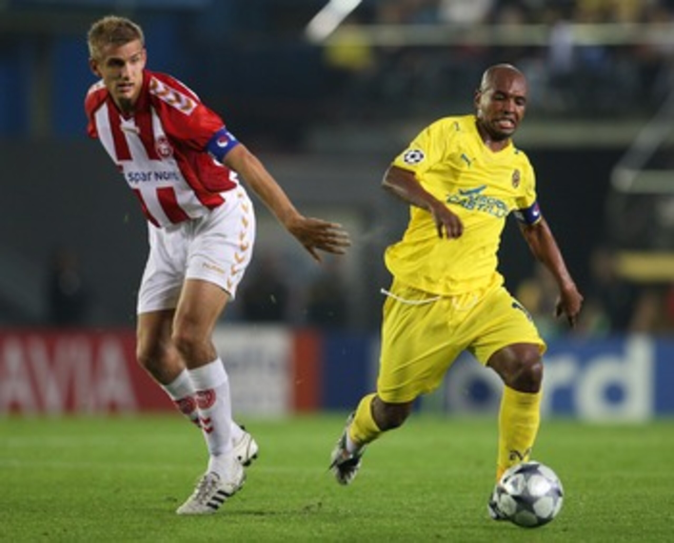 VILLARREAL, SPAIN - OCTOBER 21:  Marcos Senna (R) of Villarreal duels for the ball with Thomas Augustinussen of Aalborg during the UEFA Champions League Group E match between Villarreal and Aalborg at the El Madrigal stadium on October 21, 2008 in Villarr