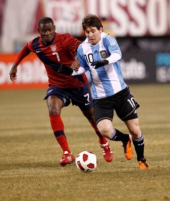 EAST RUTHERFORD, NJ - MARCH 26:  Lionel Messi #10 of Argentina runs with Maurice Edu #7 of the United States during the first half of a friendly match  at New Meadowlands Stadium on March 26, 2011 in East Rutherford, New Jersey.  (Photo by Jeff Zelevansky