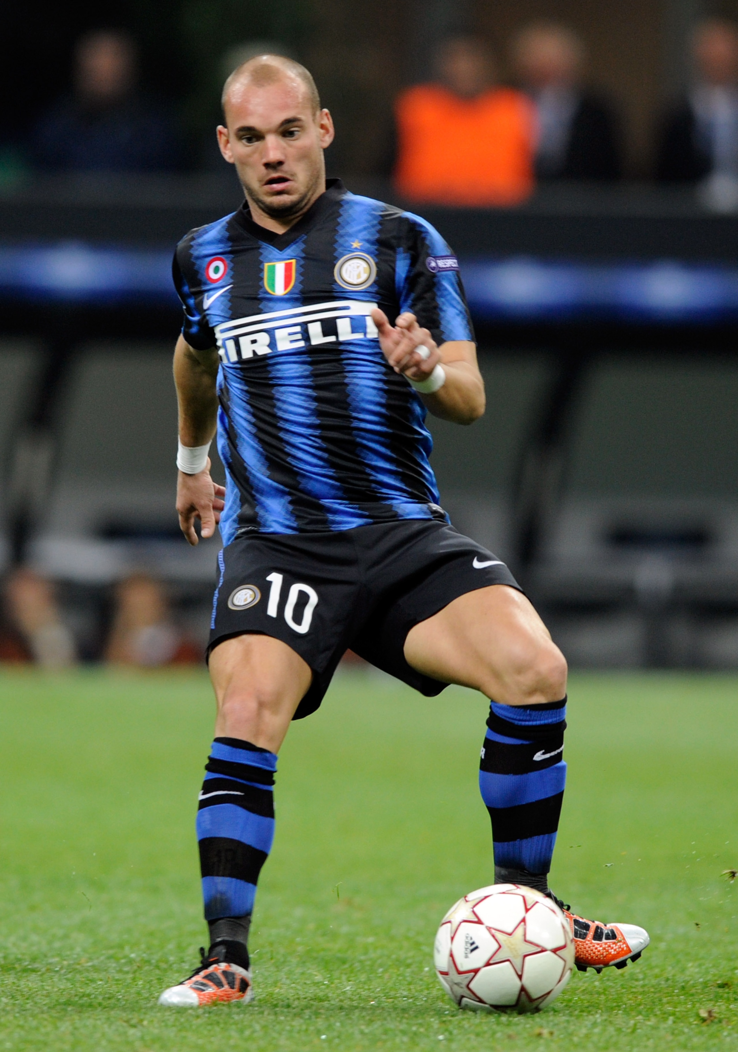 MILAN, ITALY - OCTOBER 20:  Wesley Sneijder of FC Internazionale Milano in action during the UEFA Champions League group A match between FC Internazionale Milano and Tottenham Hotspur at Stadio Giuseppe Meazza on October 20, 2010 in Milan, Italy.  (Photo 