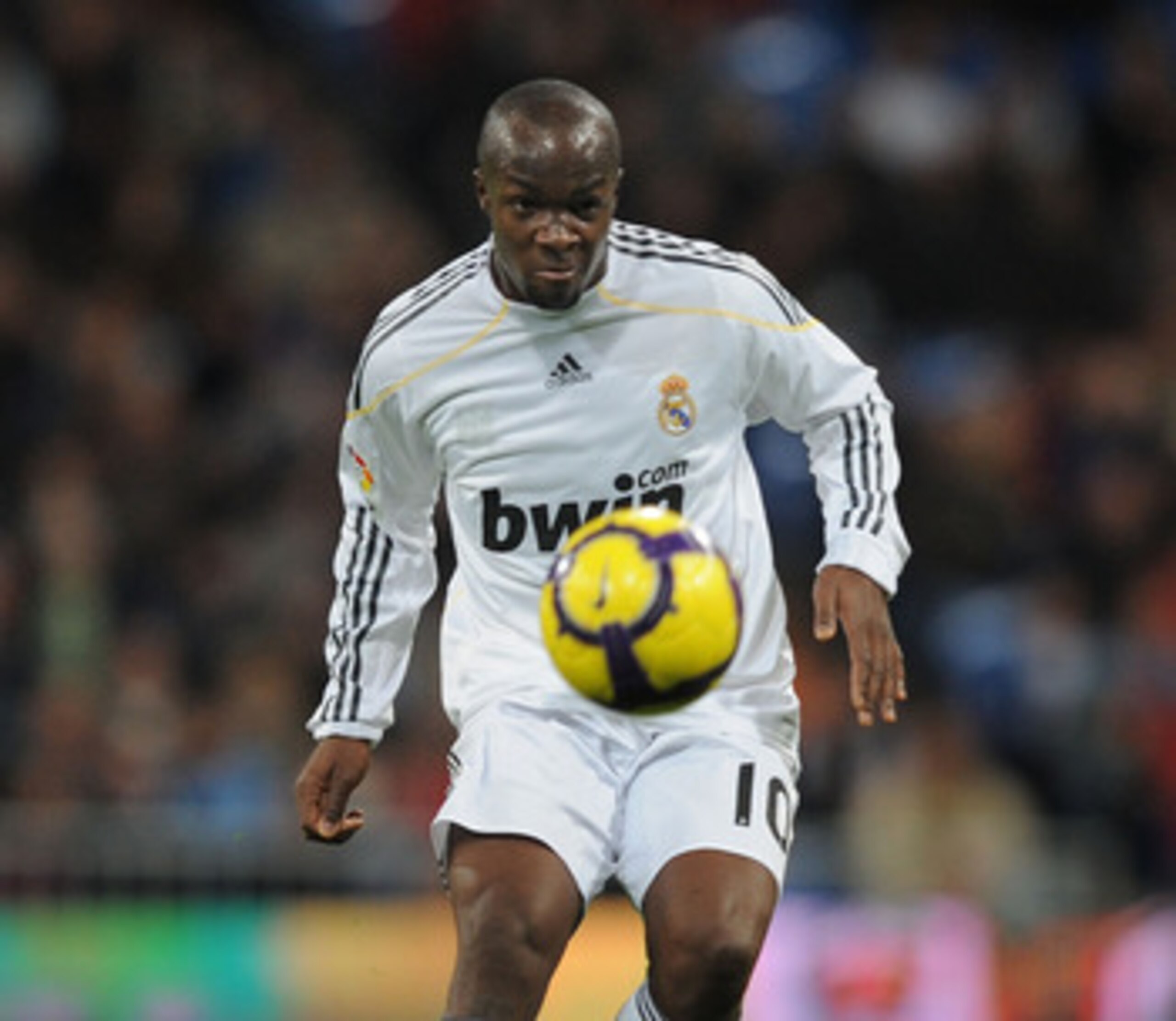 MADRID, SPAIN - JANUARY 24:  Lass Diarra of Real Madrid in action during the La Liga match between Real Madrid and Malaga at the Santiago Bernabeu stadium on January 24, 2010 in Madrid, Spain.  (Photo by Denis Doyle/Getty Images)