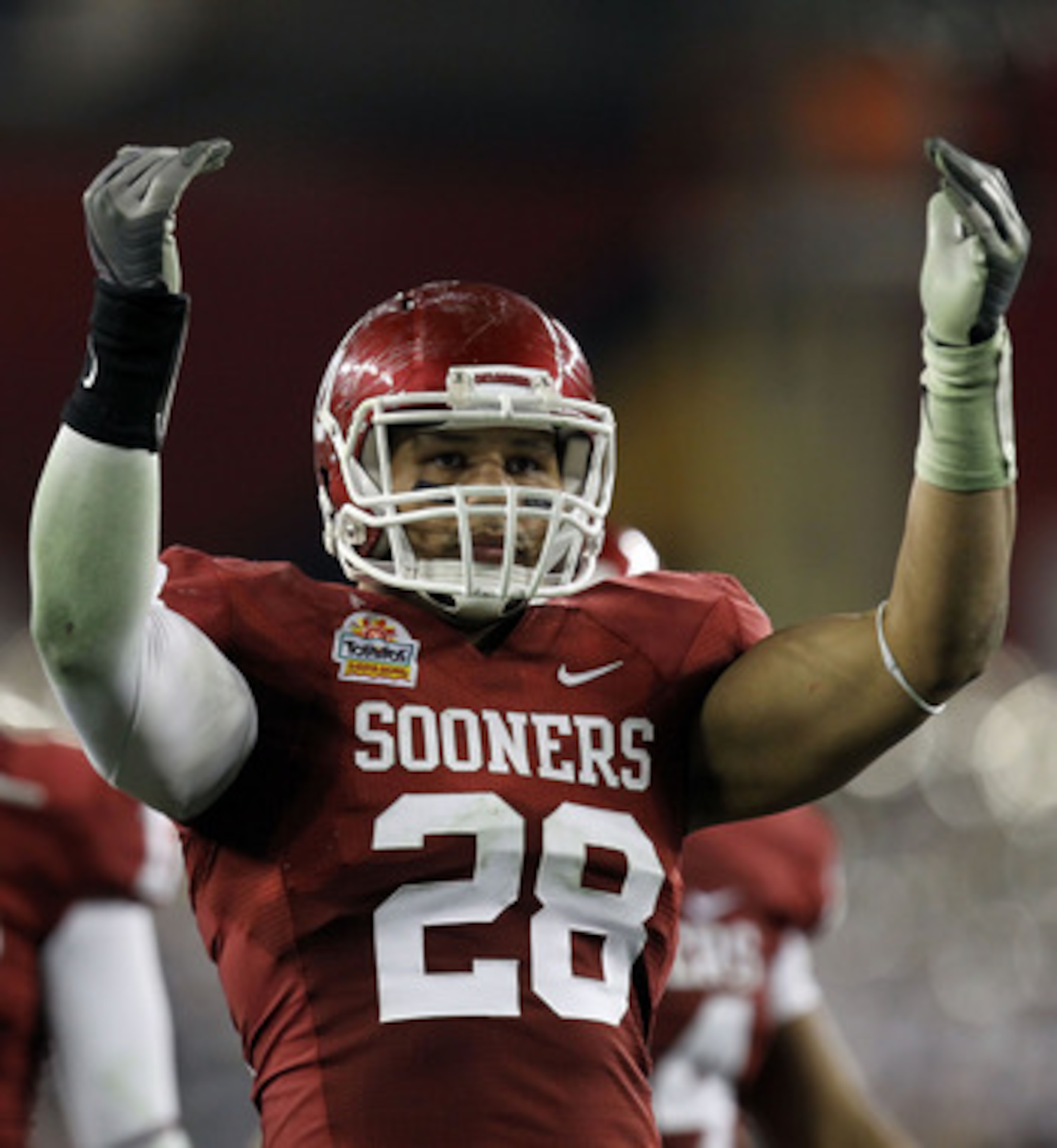 GLENDALE, AZ - JANUARY 01:  Travis Lewis #28 of the Oklahoma Sooners reacts at the end of the game against the Connecticut Huskies during the Tostitos Fiesta Bowl at the Universtity of Phoenix Stadium on January 1, 2011 in Glendale, Arizona.  (Photo by Ro