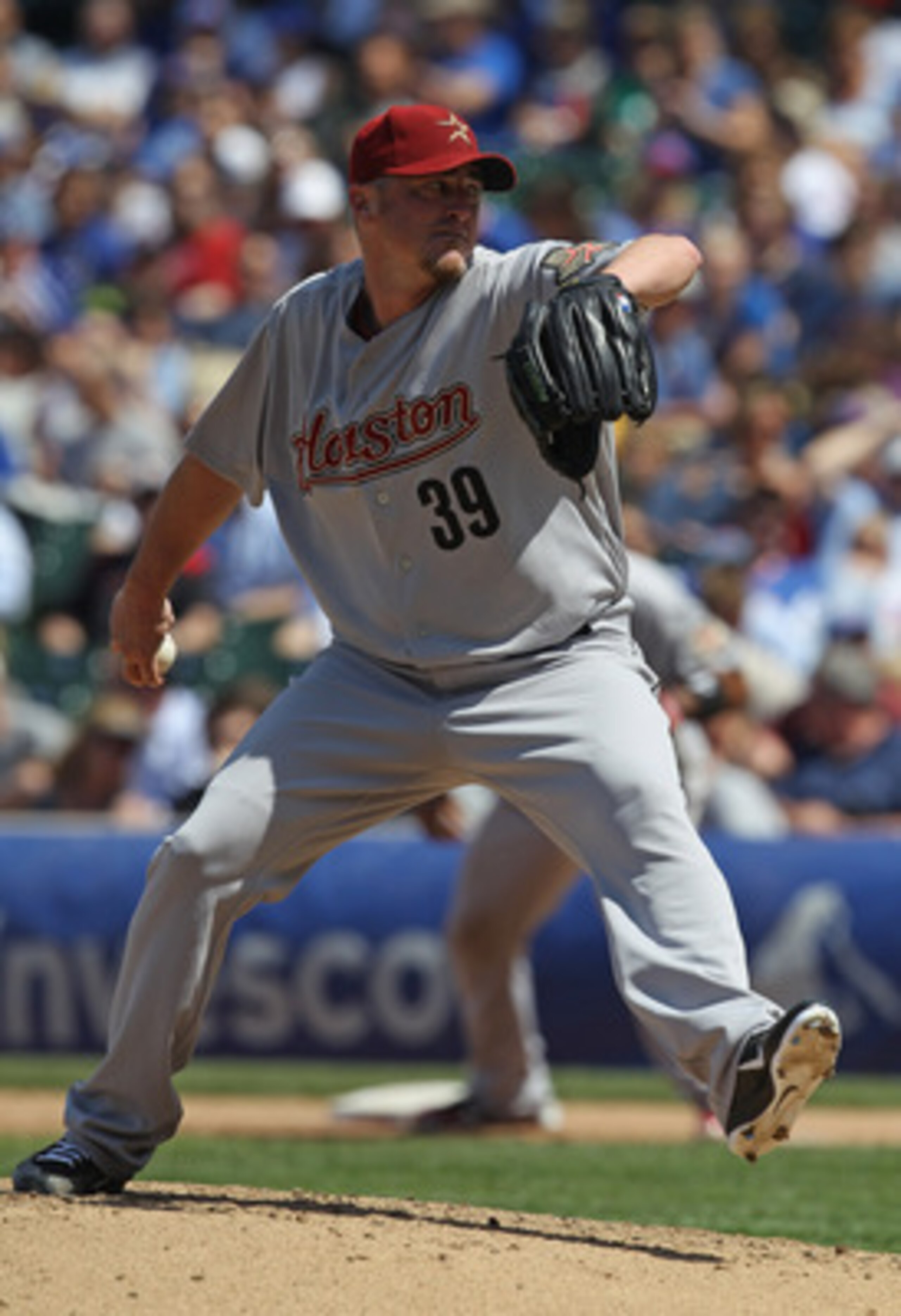 CHICAGO, IL - JUNE 01:  Starting pitcher Brett Myers #39 of the Houston Astros delivers the ball against the Chicago Cubs at Wrigley Field on June 1, 2011 in Chicago, Illinois. The Astros defeated the Cubs 3-1.  (Photo by Jonathan Daniel/Getty Images)