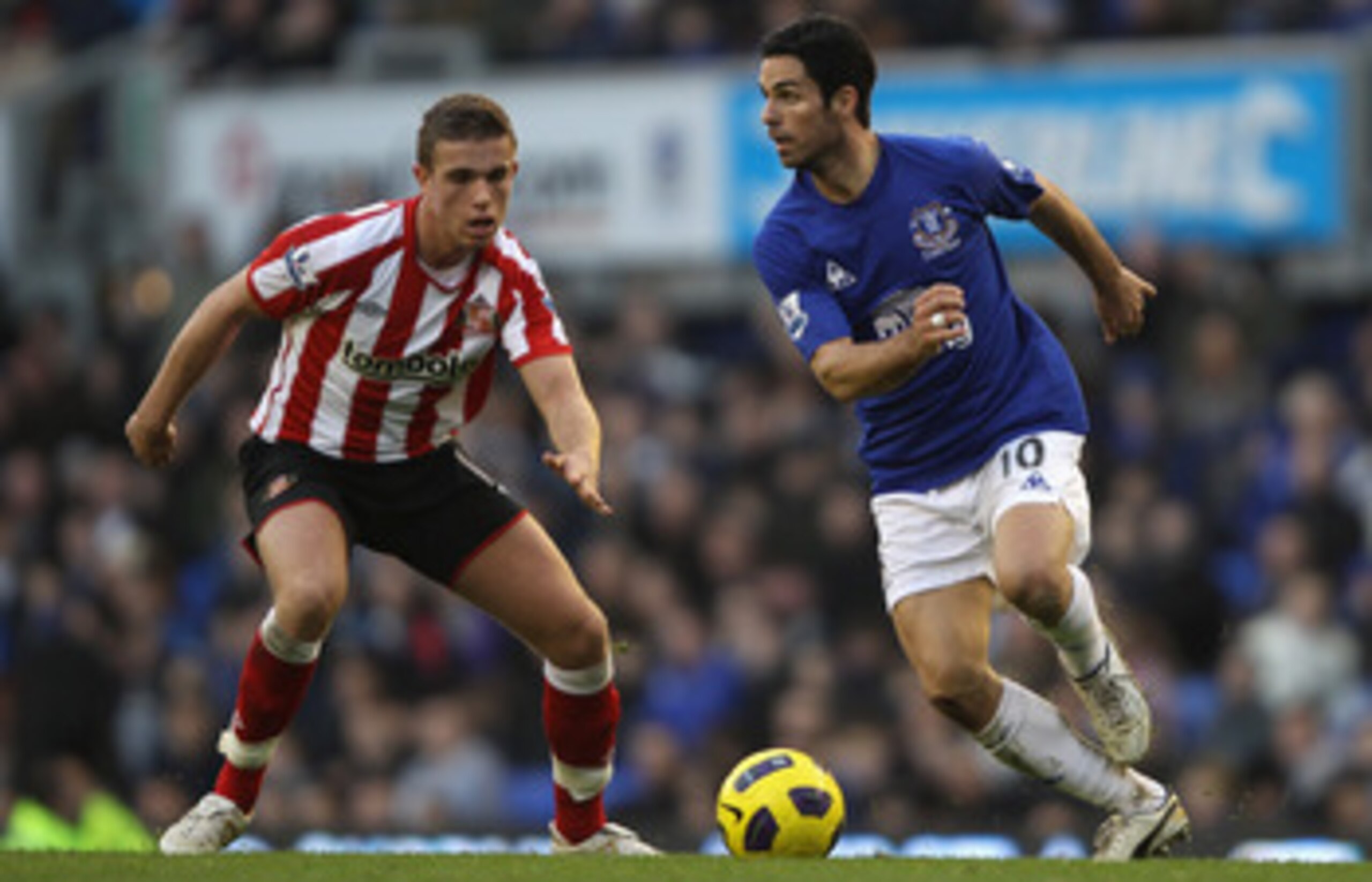 LIVERPOOL, ENGLAND - FEBRUARY 26: Mikel Arteta of Everton attempts to move away from Jordan Henderson of Sunderland during the Barclays Premier League match between Everton  and Sunderland at Goodison Park on February 26, 2011 in Liverpool, England.  (Pho