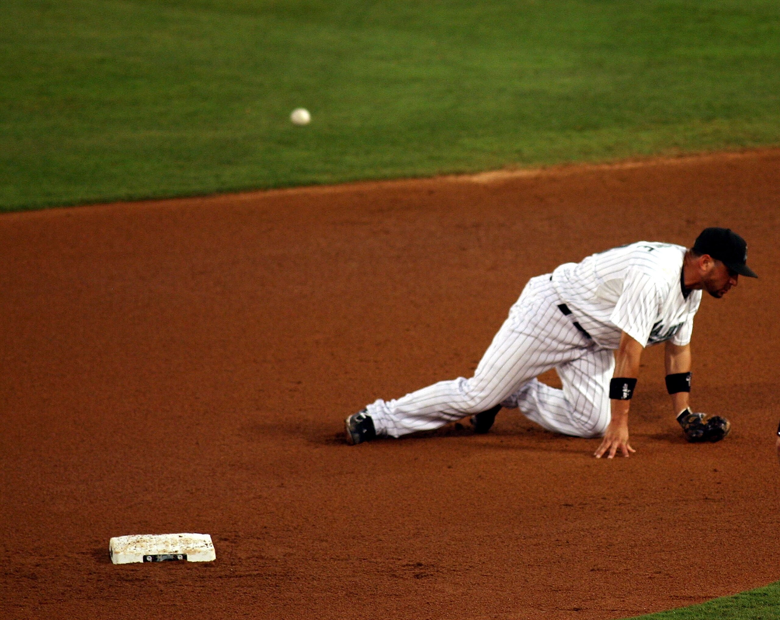 MIAMI GARDENS, FL - JUNE 11: Second baseman Omar Infante #13 of the Florida Marlins cannot make the play against the Arizona Diamondbacks at Sun Life Stadium on June 11, 2011 in Miami Gardens, Florida. (Photo by Marc Serota/Getty Images) MIAMI GARDENS, FL - JUNE 11: Second baseman Omar Infante #13 of the Florida Marlins cannot make the play against the Arizona Diamondbacks at Sun Life Stadium on June 11, 2011 in Miami Gardens, Florida. (Photo by Marc Serota/Getty Images)