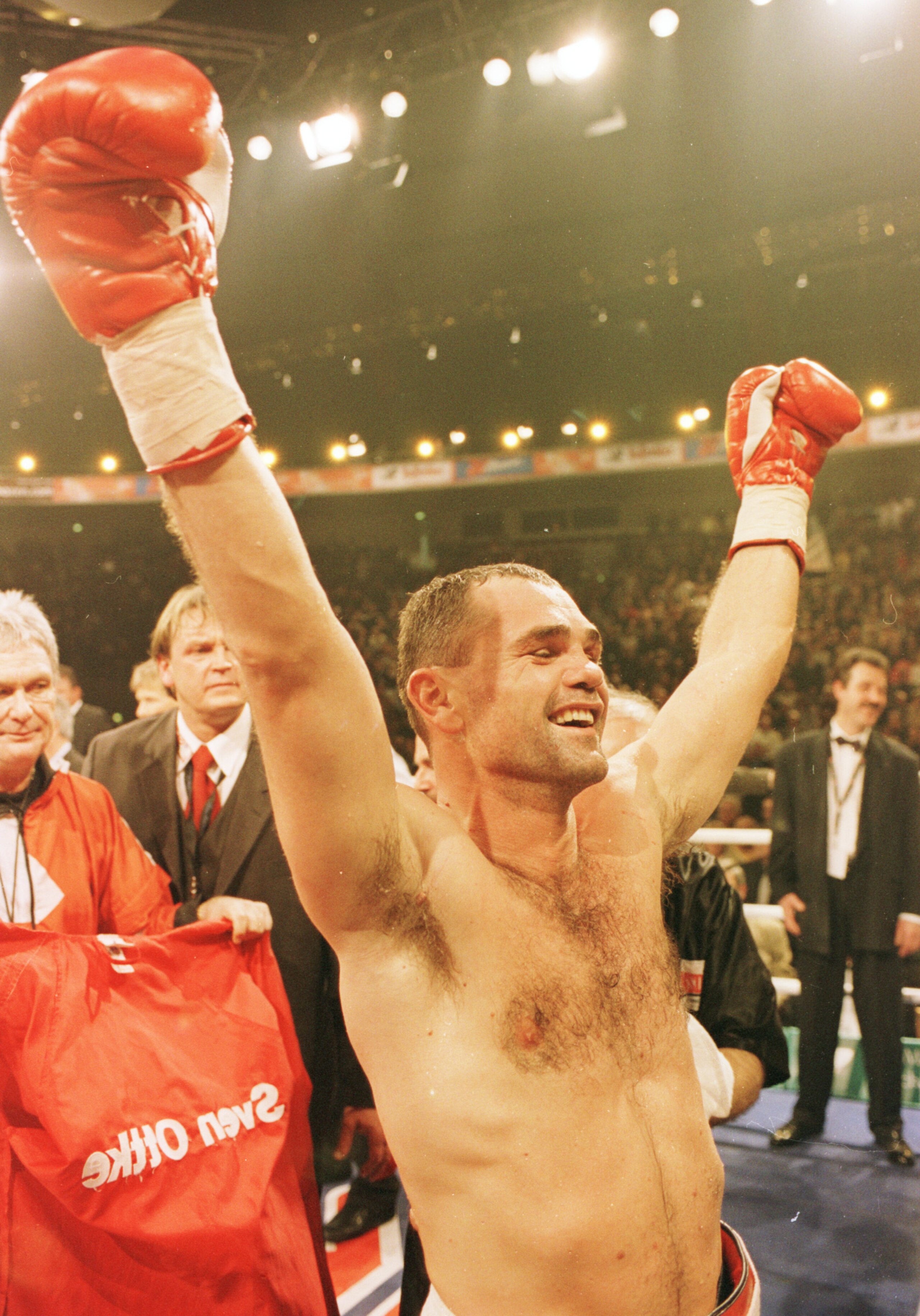 1 Dec 2001: Anthony Mundane (AUST) was sensationally knocked out in the 10th round by Sven Ottke (GER) while challenging for the IBF super middleweight  title in Dortmund, Germany. Picture shows Sven Ottke celebrating his win. Mandatory Credit: John Gichi