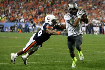 GLENDALE, AZ - JANUARY 10:  Running back LaMichael James #21 of the Oregon Ducks scores a touchdown on a two-yard touchdown reception in front of Craig Stevens #46 of the Auburn Tigers in the fourth quarter during the Tostitos BCS National Championship Ga