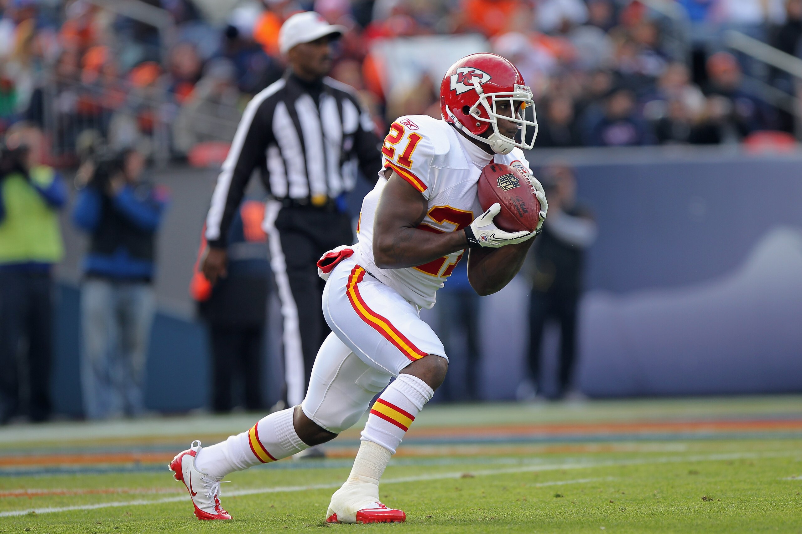 DENVER - NOVEMBER 14:  Javier Arenas #21 of the Kansas City Chiefs receives a kick off against the Denver Bronco at INVESCO Field at Mile High on November 14, 2010 in Denver, Colorado. The Broncos defeated the Chiefs 49-29.  (Photo by Doug Pensinger/Getty