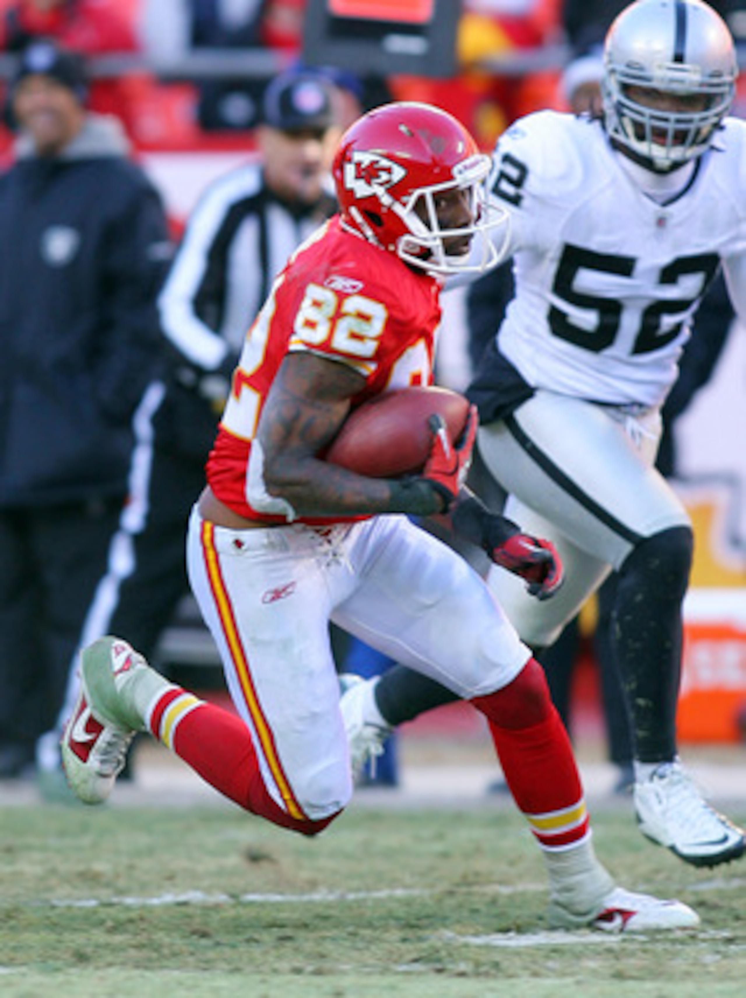 KANSAS CITY, MO - JANUARY 02: Wide receiver Dwayne Bowe #82 of the Kansas City Chiefs runs down field in a game against the Oakland Raiders at Arrowhead Stadium on January 2, 2011 in Kansas City, Missouri. (Photo by Tim Umphrey/Getty Images) KANSAS CITY, MO - JANUARY 02: Wide receiver Dwayne Bowe #82 of the Kansas City Chiefs runs down field in a game against the Oakland Raiders at Arrowhead Stadium on January 2, 2011 in Kansas City, Missouri. (Photo by Tim Umphrey/Getty Images)