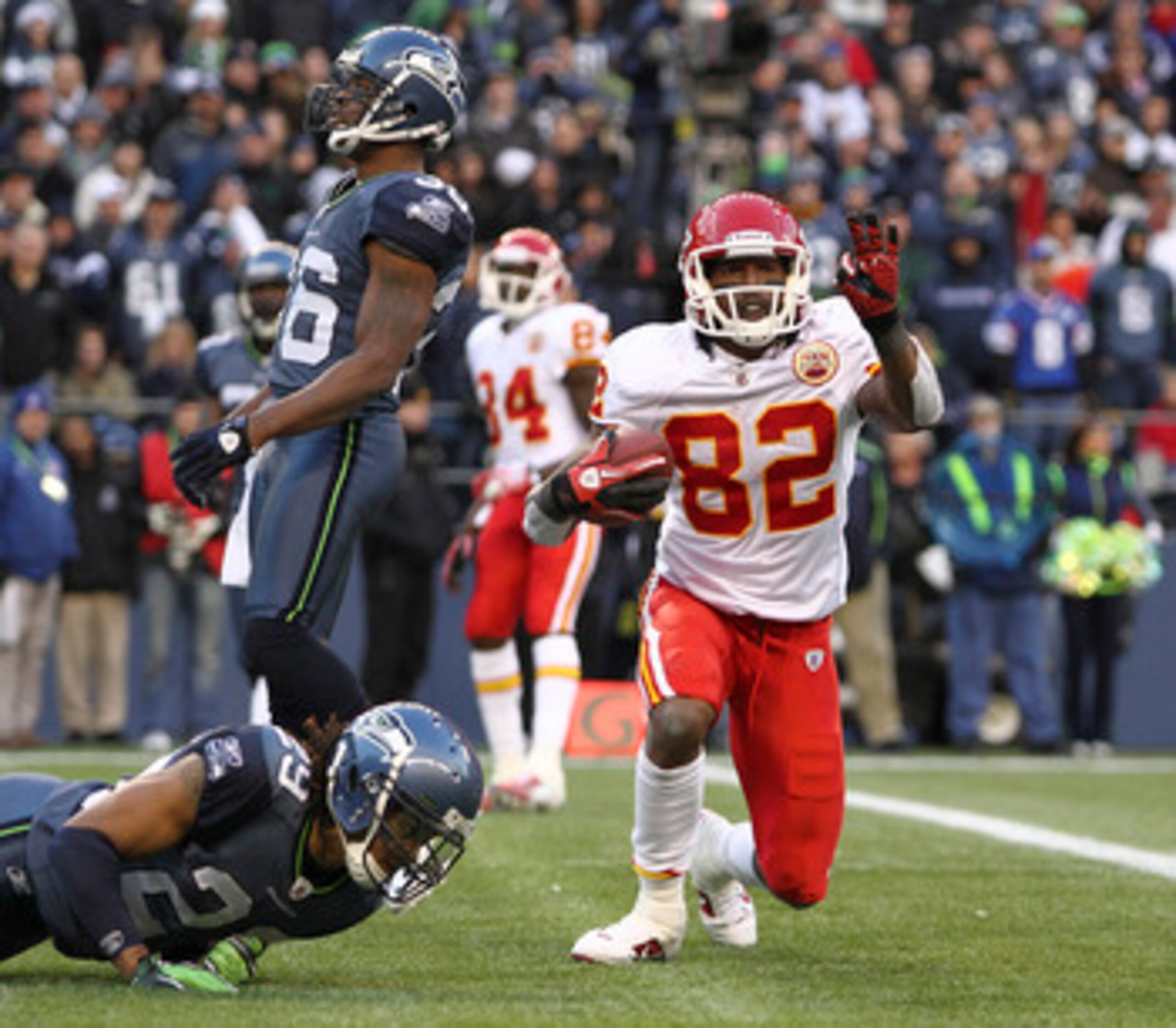 SEATTLE - NOVEMBER 28: Wide receiver Dwayne Bowe #82 of the Kansas City Chiefs reacts after scoring a touchdown against Earl Thomas #29 of the Seattle Seahawks to take a 34-17 lead at Qwest Field on November 28, 2010 in Seattle, Washington. The Chiefs de SEATTLE - NOVEMBER 28: Wide receiver Dwayne Bowe #82 of the Kansas City Chiefs reacts after scoring a touchdown against Earl Thomas #29 of the Seattle Seahawks to take a 34-17 lead at Qwest Field on November 28, 2010 in Seattle, Washington. The Chiefs de
