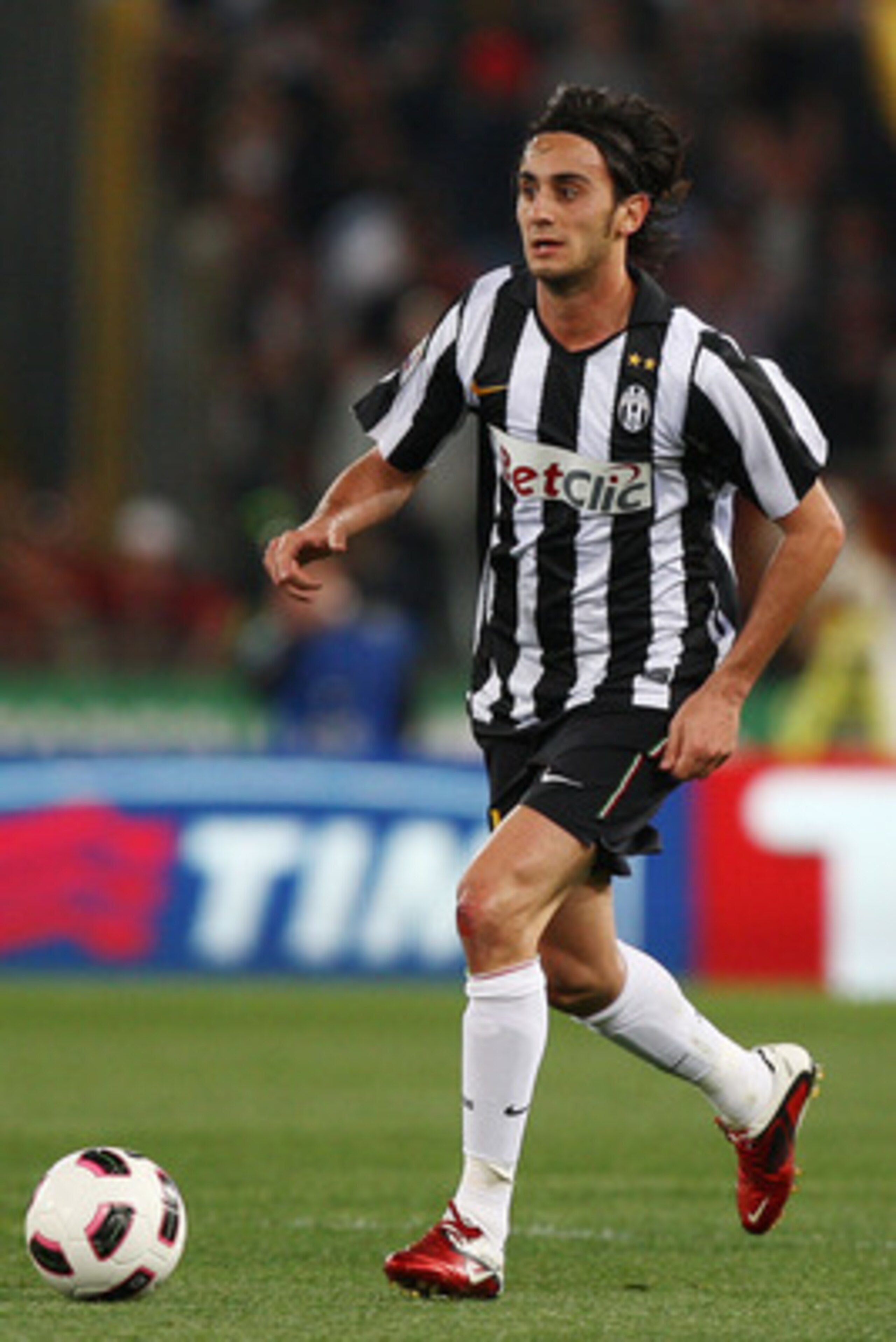 ROME, ITALY - APRIL 03:  Alberto Aquilani of Juventus FC in action during the Serie A match between AS Roma and Juventus FC at Stadio Olimpico on April 3, 2011 in Rome, Italy.  (Photo by Paolo Bruno/Getty Images)