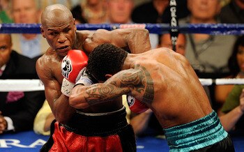 LAS VEGAS - MAY 01:  (L-R) Floyd Mayweather Jr. and Shane Mosley fight during the welterweight fight at the MGM Grand Garden Arena on May 1, 2010 in Las Vegas, Nevada.  (Photo by Ethan Miller/Getty Images)
