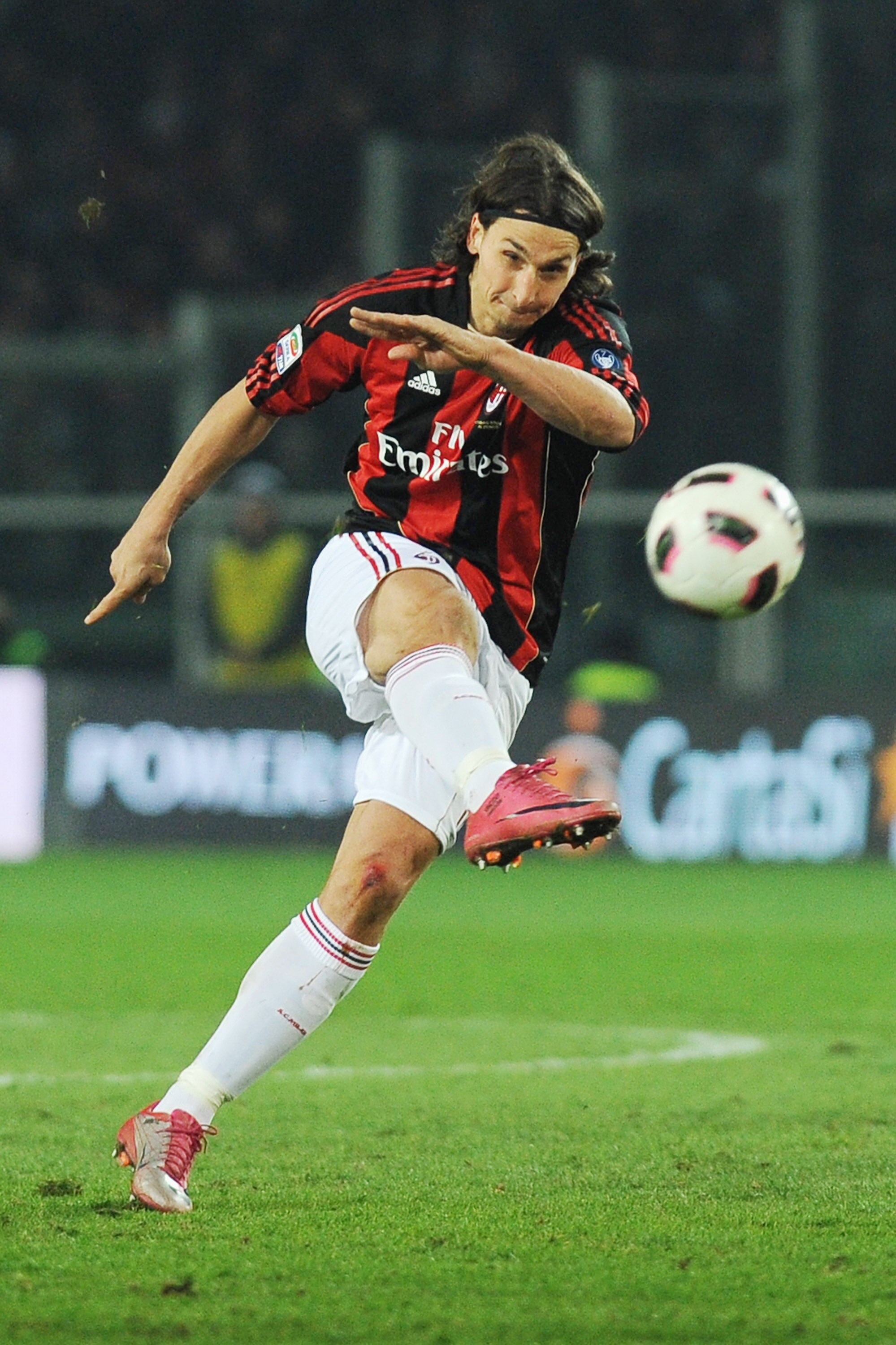 TURIN, ITALY - MARCH 05:  Zlatan Ibrahimovic of AC Milan shoots the ball during the Serie A match between Juventus FC and AC Milan at Olimpico Stadium on March 5, 2011 in Turin, Italy.  (Photo by Valerio Pennicino/Getty Images)