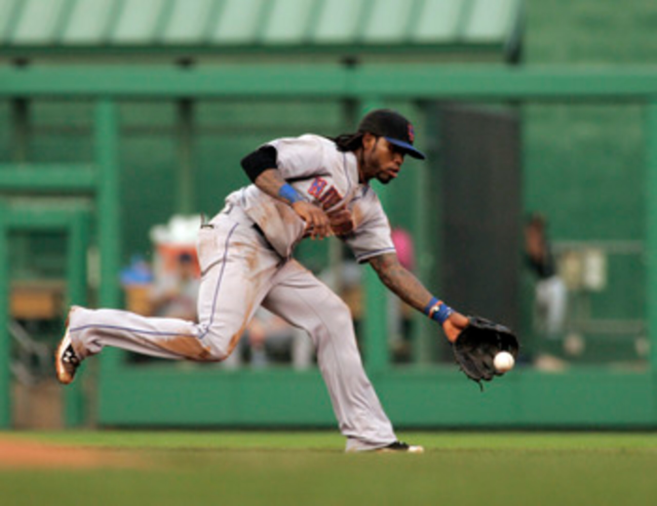 PITTSBURGH, PA - JUNE 11:  Jose Reyes #7 of the New York Mets fields a ground ball against the Pittsburgh Pirates during the game on June 11, 2011 at PNC Park in Pittsburgh, Pennsylvania.  (Photo by Justin K. Aller/Getty Images)