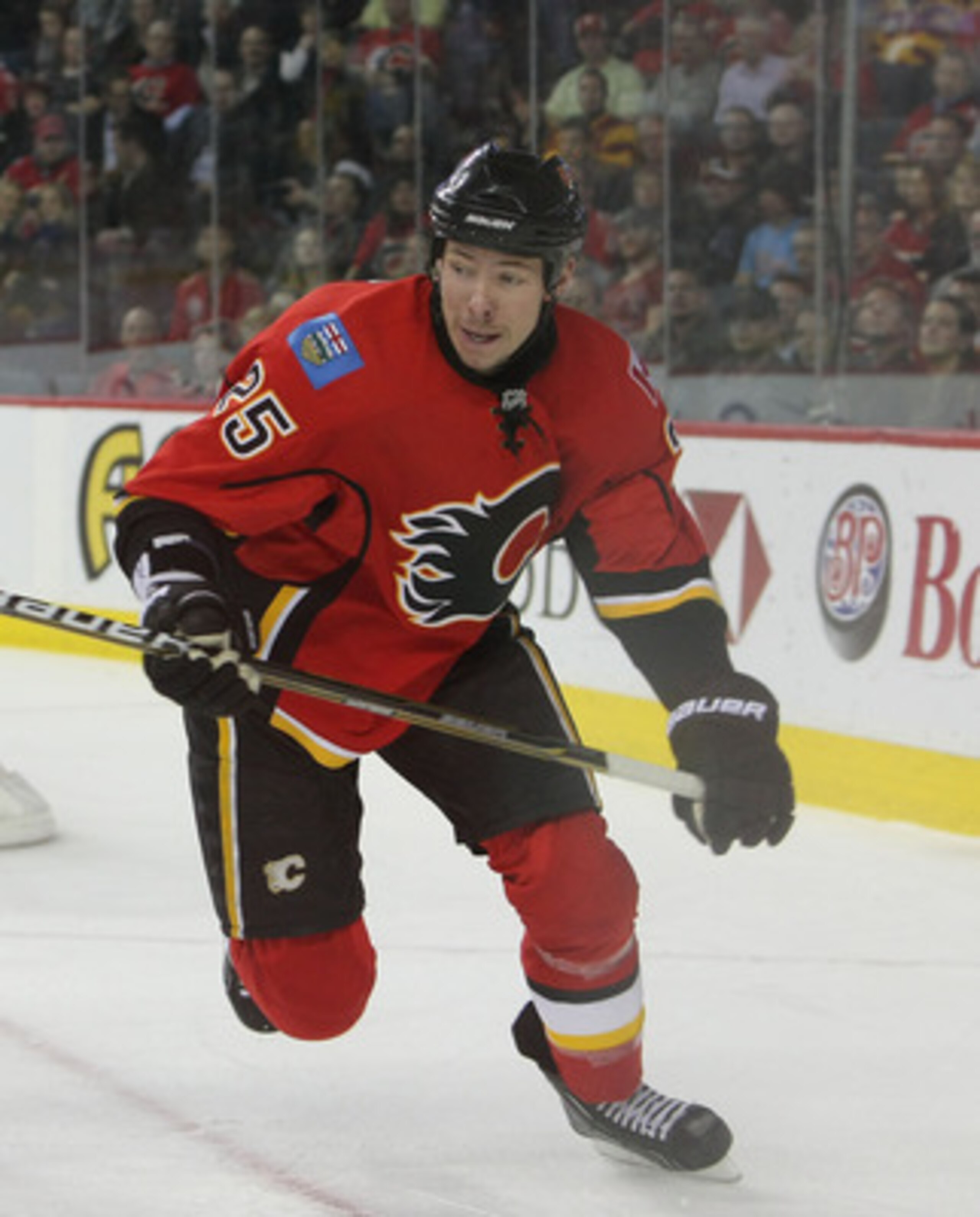 CALGARY,CANADA - FEBRUARY 22:  David Moss #25 of the Calgary Flames skates against the Boston Bruins during their NHL game at Scotiabank Saddledome, February 22,2011 in Calgary, Alberta, Canada.(Photo By Dave Sandford/Getty Images)